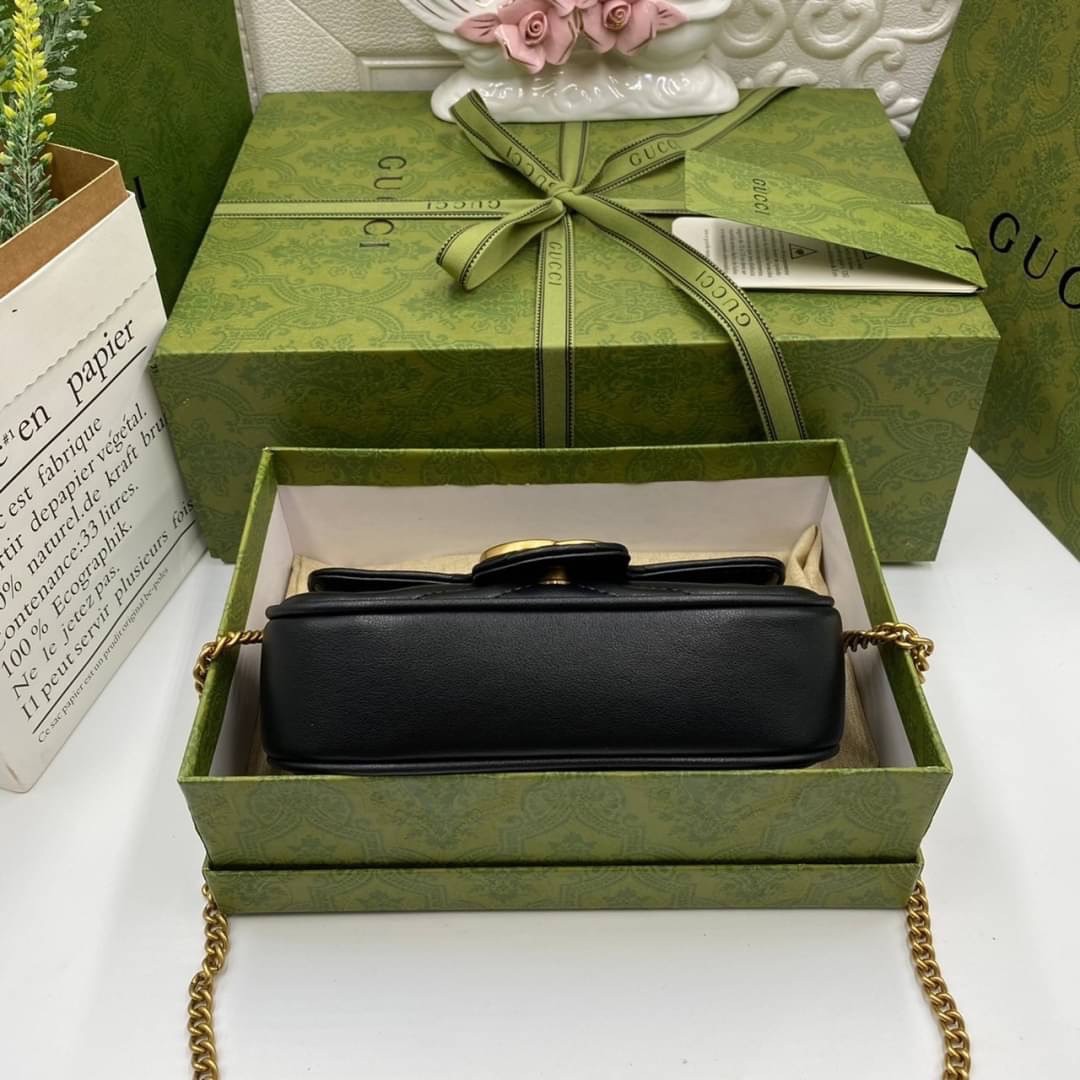หนังแท้ GUCCI GG Marmont Super Mini กระเป๋าสะพายข้างใบเล็ก น้องมินิ น่ารั๊กมุ้งมิ้ง วัสดุหนังแท้เชฟรอน สายสะพายแบบโซ่ อะไหล่ทองหรูหรา ด้านหน้าประดับโลโก้แบรนด์หรู ทนทาน แข็งแรง น้ำหนักเบา น่ารักมุ้งมิ้ง ไม่ควรพลาดเลยค่า ภาพสินค้าถ่ายจากงานขายจริง ใช้งานต่