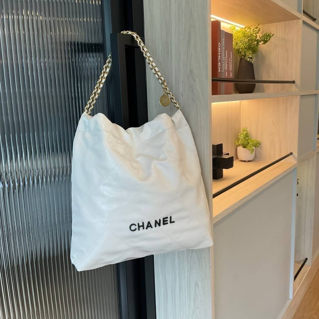 CHANEL 22 LEATHER HANDBAG พร้อมส่ง 2 สี ทรงยอดฮิตในปี 2023 กระเป๋าหิ้วหรือคล้องไหล่ได้ หนังอย่างดี หนังนิ่มมากๆ ยืดยุ่นได้ดีมีความทนทาน