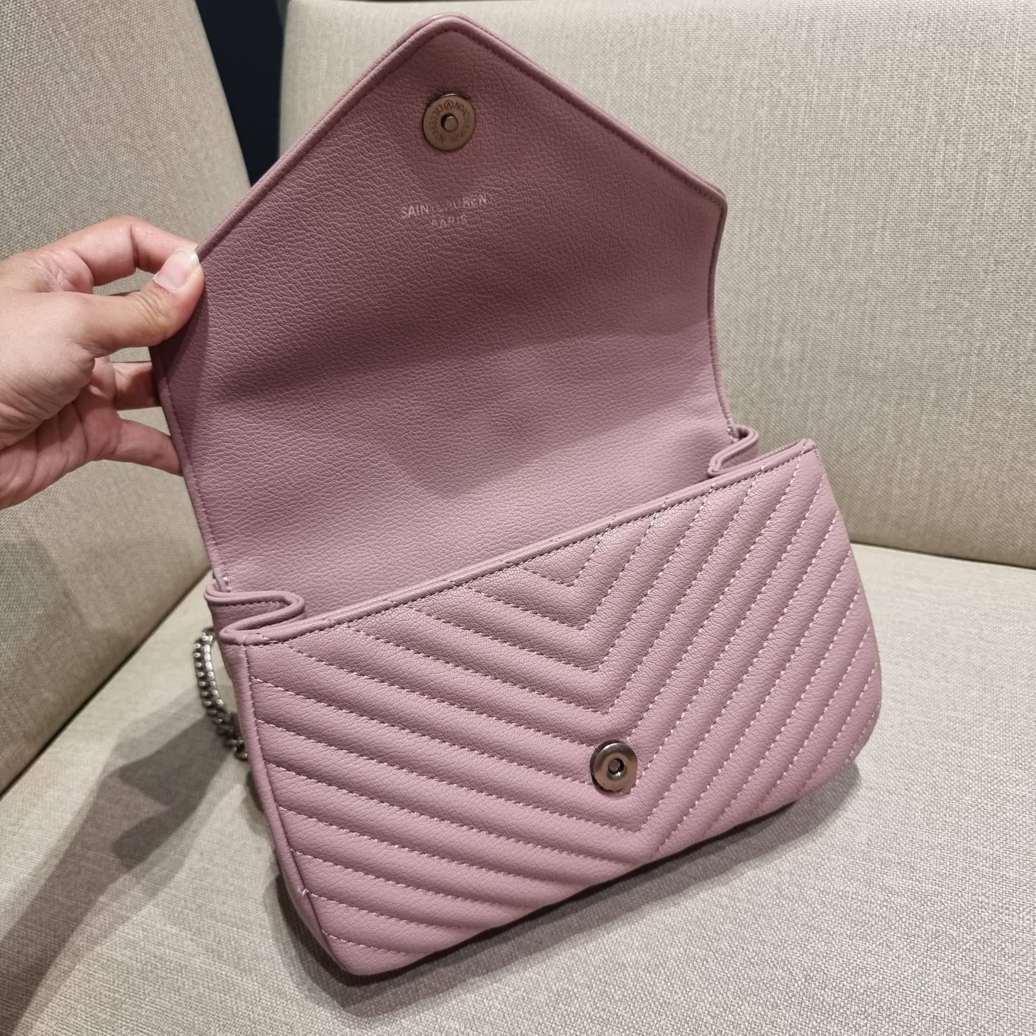 Yves Saint laurent crossbody boutique vip bag กระเป๋าสะพายไหล่ ดีไซน์ทรงสวยหรู พิเศษ แถมฟรี พวงกุญแจห้อยโลโก้ ดูแพงไปหมดจริงๆไอเท็มนี้ วัสดุหนังสังเคราะห์ลายคาร์เวีย เปิด-ปิดด้วยกระดุมแม่เหล็ก ภายในโล่งกว้าง แบ่งสัดส่วนไว้อย่างดี มาพร้อมหูจับในตัว และสายส