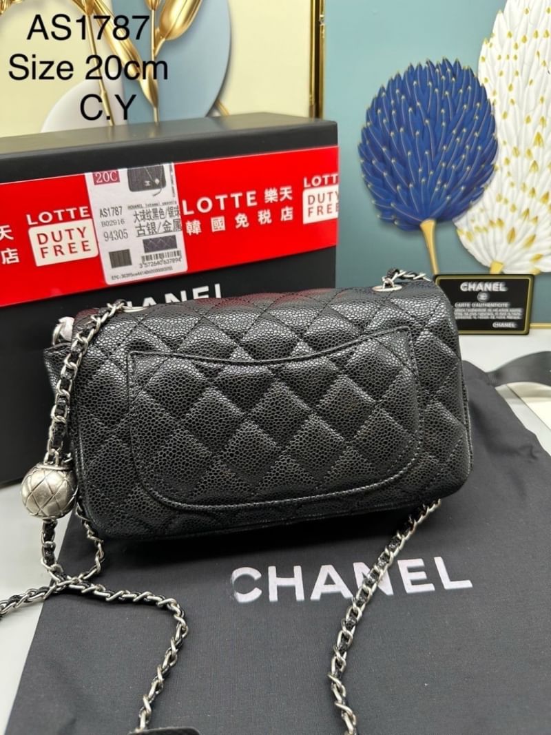Chanel pearl crush mini flap bag กระเป๋าสะพายทรงคลาสสิก โดดเด่นด้วยอะไหล่ทรงมุกแต่งโลโก้แบรนด์ สวยหรู ดูแพง ผู้ดีมากๆ สะพายออกงานได้สวยๆเลย หรือจะสะพายไปทำงาน ไปเที่ยวก็เหมาะ จะซื้อเป็นของขวัญหรือใช้เอง ก็คุ้มค่าแน่นอนจ้า