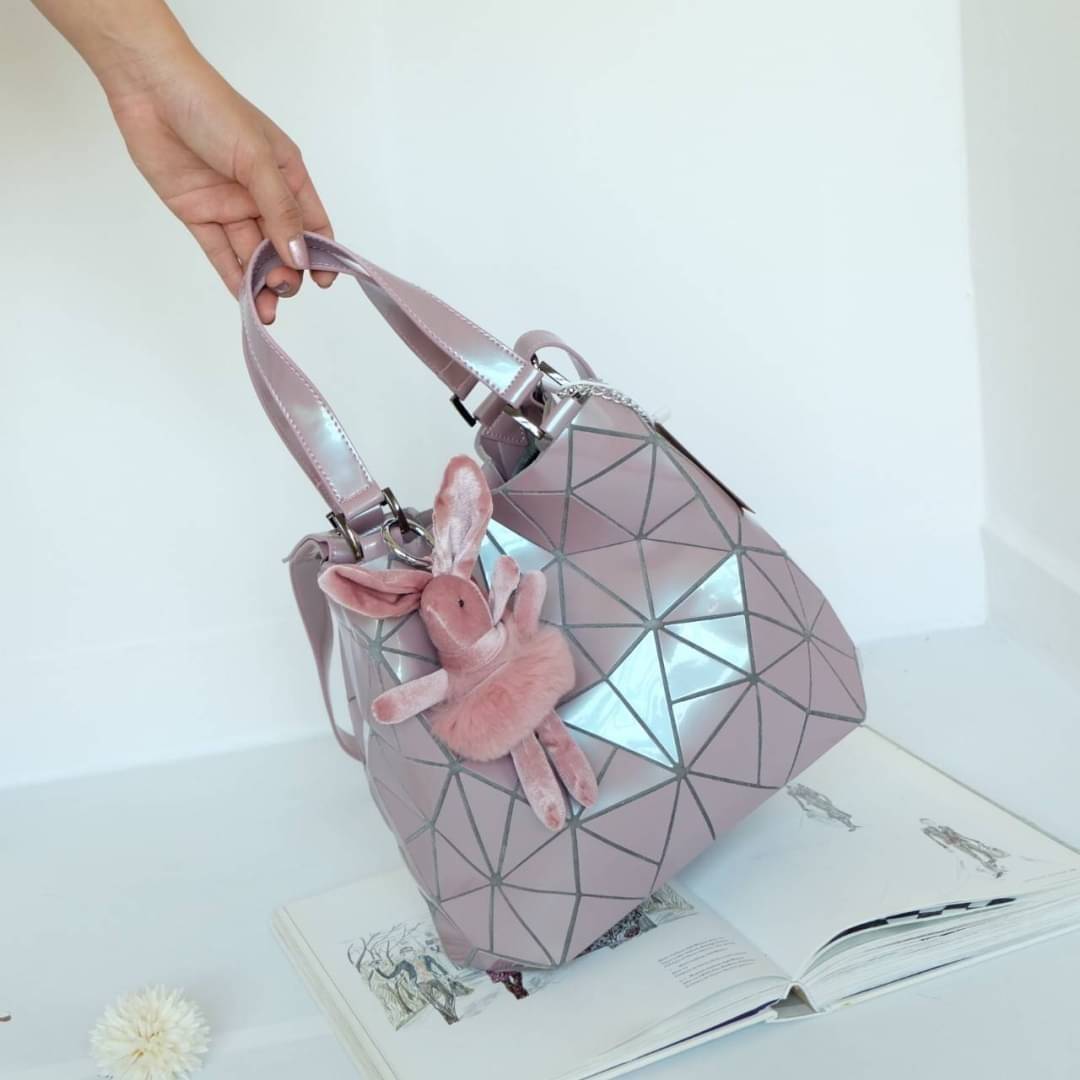 David Jones กระเป๋าสะพายข้างดีไซน์เกร๋มาก สีสวยหรูมาก ขนาดกะลังดีเลย ปรับทรงได้ 2 แบบ น่ารักมาก สี Rose pearl สวยที่สุด มาพร้อมกระต่ายเข้า set เลิศคะ