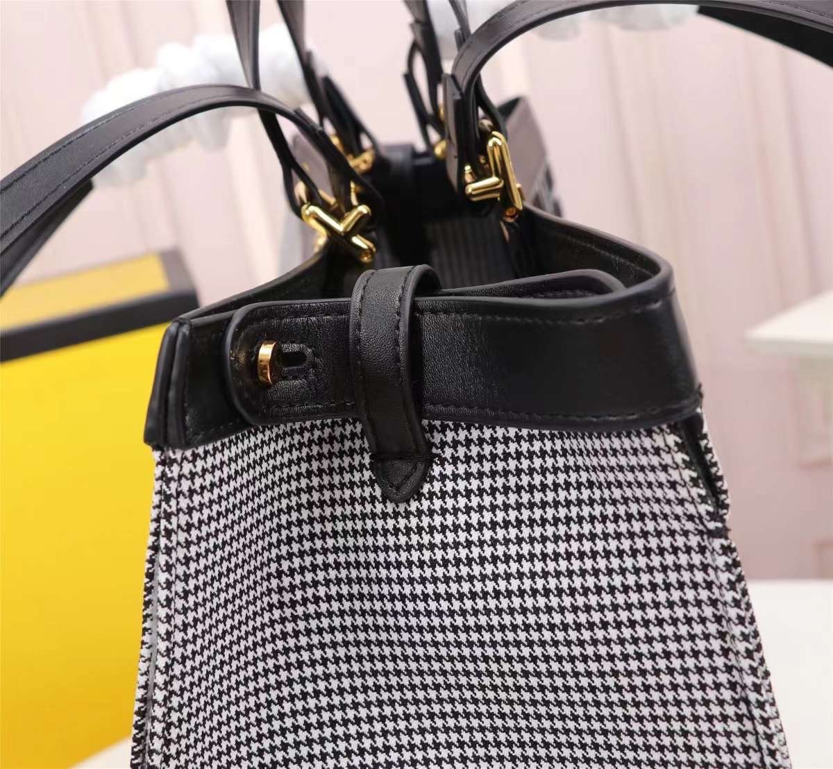 FENDI PEEKABOO X-TOTE BAG 40cm เกรดเทพออริจินอล FENDI MONOGRAM SHOPPING BAG สวยมงลงมากค่ะ กระเป๋าสะพายข้างได้ ถือได้ ใบใหญ่ลายโมโนแกรม FF สวยมากทรงนี้ใช้เป็น everyday bag ได้ จุใจใส่ของได้เยอะ ตัวกระเป๋าผลิตจากผ้าทออย่างดี อยู่ทรงสวย ภายในโล่ง สวยหรู ดูดี
