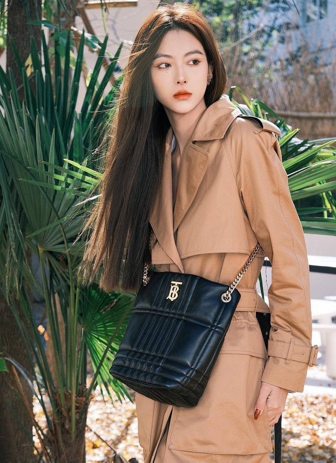 BURBERRY FRAGRANCES LAMBSKIN BAG VIP หนังแท้ Lambskin นิ่มสวยหรูดูดี ภายในโล่งกว้างใส่ของได้เยอะ มาพร้อมสายสะพายโซ่ทองสามารถซ้อนสายสั้นสะพายไหล่ได้หรือจะใช้สายยาว Crossbody ก็ดูดีมาพร้อมกล่องแบรนด์ Original Package อีกรุ่นหายากที่น่าใช้น่าสะสม Rare items 