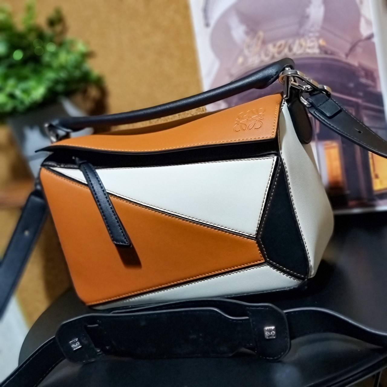 พรีเมี่ยมกิ๊ฟแท้ 100% 】LOEWE PUZZLE BAG IN CLASSIC เป็นอีกแบรนด์ที่ดีไซน์เป็นเอกลักษณ์ โดดเด่น สวยหรูทุกรุ่น!! กระเป๋าสะพายข้างทรงกล่อง สไตล์พัซเซิล ให้ฟีลลิ่งเหมือนตัวต่อคละสี ดูดีได้ทุกที่แค่มีใบนี้