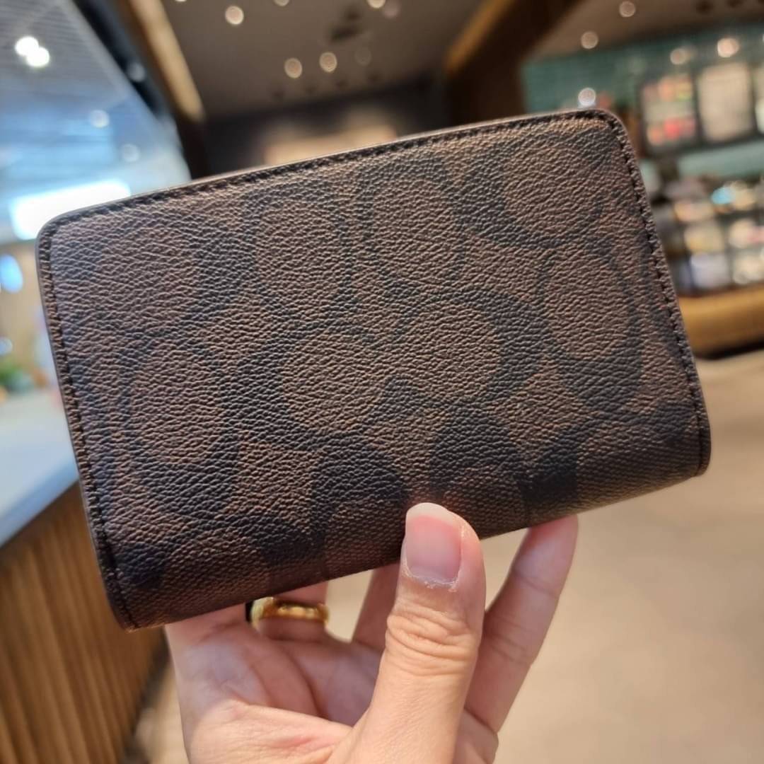 COACH C0082 MEDIUM CORNER ZIP WALLET IN SIGNATURE CANVAS ดีไซน์ใหม่ล่าสุด!! กระเป๋าสตางค์ใบกลาง 👛 ขนาดกำลังเหมาะมือ วัสดุหนังแคนวาสเคลือบลาย ดูแลรักษาง่าย มีช่องใส่บัตรและธนบัตรครบ และช่องซิปแยกไว้ใส่เหรียญ ครบเซ็ทแบบนี้เหมาะส่งต่อเป็นของขวัญที่สุ