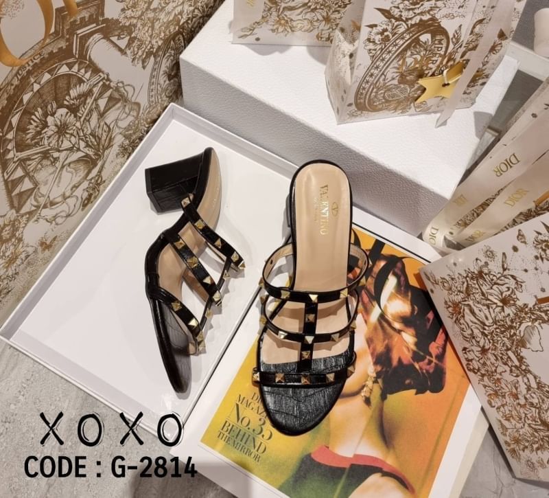 Valentino รองเท้า งานสวม หมุด สวยเก๋ ของมันต้องมีคะ แมทส์ชุดไก้หลากหลาย สวมใส่ง่าย วัสดุหนัง PU พิมพ์ลายคล้ายหนังแท้ ส้นแท่ง ใช้งาน ยื่น เดิน สบาย ไม่เมื่อย