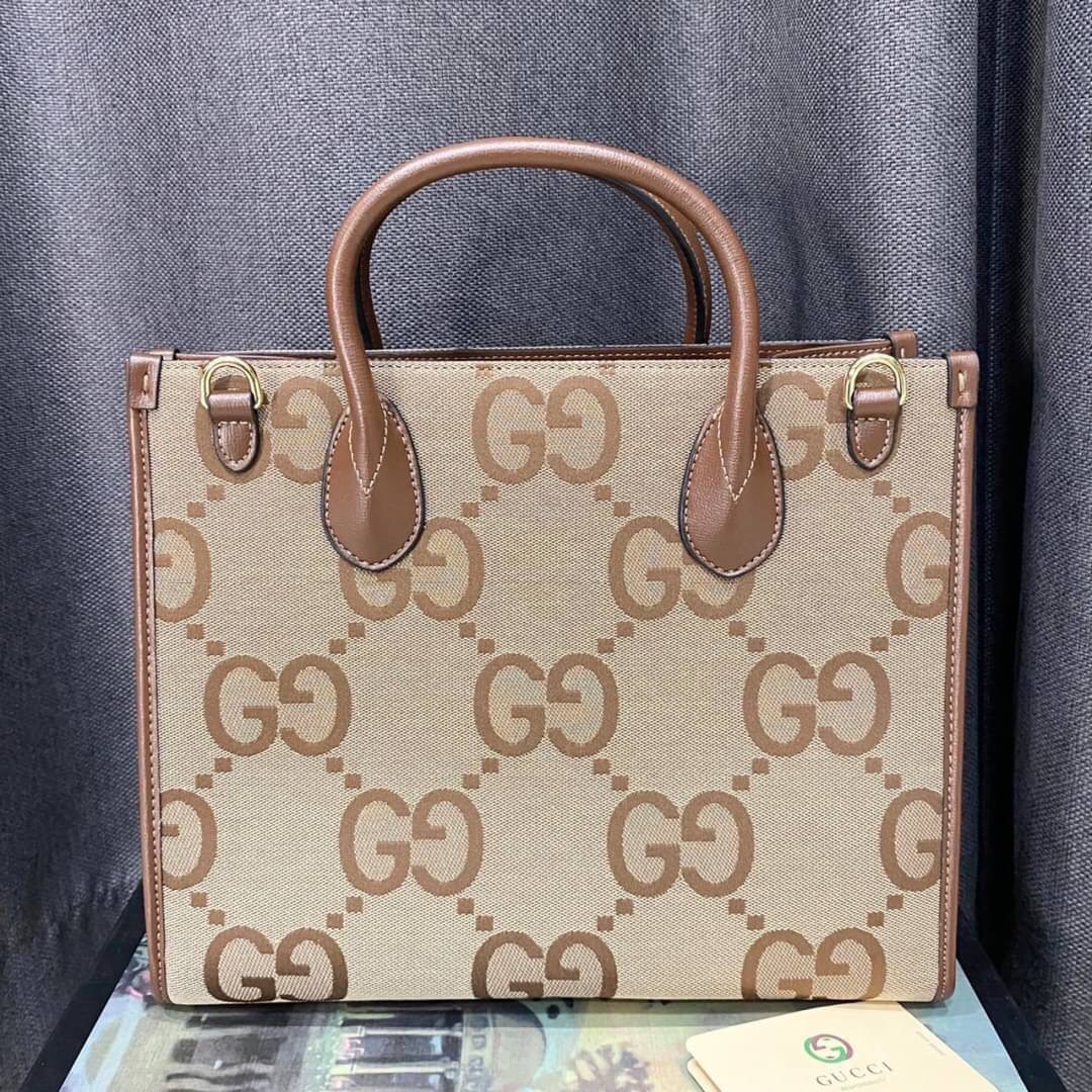 Gucci Jumbo GG tote bag / GG Shopping Bag พร้อมส่งที่ไทย ภาพสินค้าถ่ายจากงานจริง ใช้งานต่างประเทศได้ กระเป๋าไซส์ใหญ่ โดดเด่นด้วยจัมโบ้ฟอนท์ สวยเอกลักษณ์ วัสดุหนังแคนวาส ภายในโล่งกว้างมาก ใส่ของแบบแน่นๆ จุๆไปได้เลย หมดห่วง!! และยังมีสายครอสบอดี้มาให้ จะสะพ