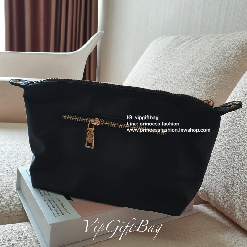 Best Seller ~~ งานพรีเมี่ยมกิ้ฟ จากเคาเตอร์ต่างประเทศ จากแบรนด์ PRADA เป็นกระเป๋า เครื่องสำอางค์ แต่มีสายสะพายยาวให้ 2 สาย เป็นแบบคล้องแขน และสะพายข้างลำตัว ใช้เป็น shoulder bag ได้เลยค่า หรือ ถือลำลองสวยๆ ก้อเลิศค่ะ คุ้มมากค่ะ ภายในมีช่องแบ่งเก็บของอย่าง