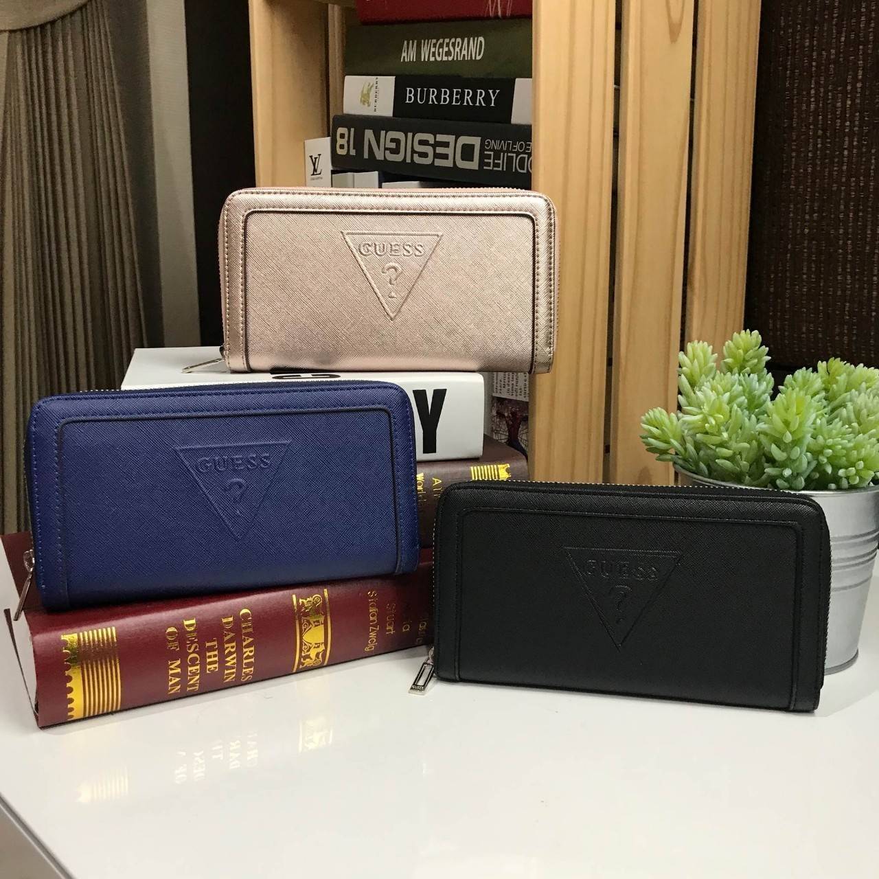 GUESS FACTORY LONG WALLET 2018 กระเป๋าสตางค์ใบยาวซิปรอบ วัสดุหนัง ลายหนัง Saffiano สวยอยู่ ด้านหน้ามีโลโก้แบรนด์ส เปิดปิดด้วยซิปรอบ หัวซิปแบรนด์ ภายในมีช่องใส่บัตร, บัตร และช่องซิปกลางใสเหรียญค่ะ