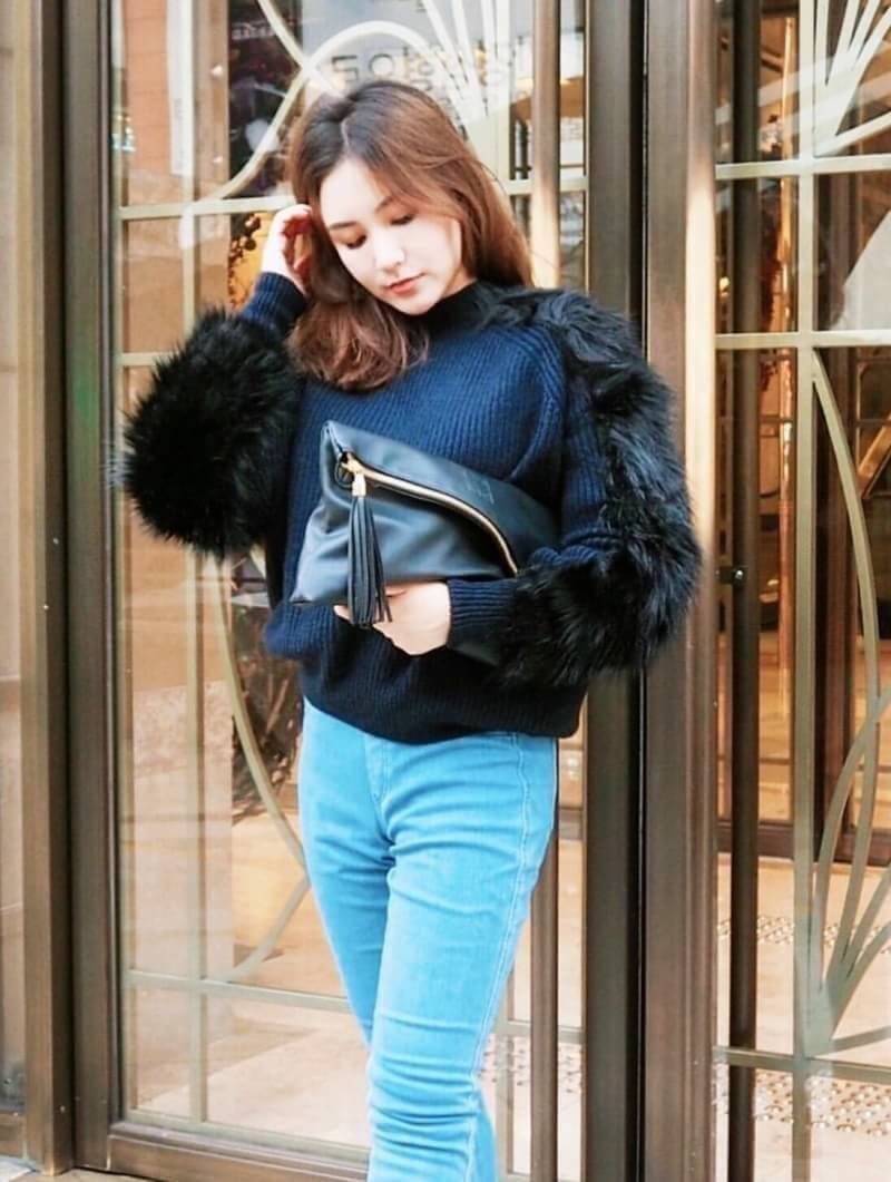 Givenchy Parfums Black Leather Clutch Gift With Purchasd From Givenchy Counter (GWP) กระเป๋าสะพายหนังนิ่มเรียบสีดำเเบบสวยดูดี เปิดปิดด้วยซิปอะไหล่ทอง หัวซิปประดับพู่ ด้านหน้ามีโลโก้ ภายในมีช่องเล็ก รุ่นนี้ใส่ ipad กระเป๋าสตางค์ มือถือ ของจุกจิกได้เยอะ ซับ