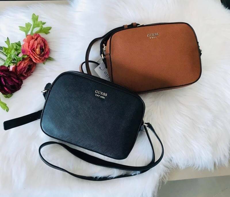 GUESS ZIP TOP KAMRYN CROSSBODY BAG กระเป๋าสะพายรุ่นยอดนิยม วัสดุ PU คุณภาพดี น้ำหนักเบา ด้านหน้าประดับด้วยโลโก้แบรนด์สุดหรู เปิดปิดกระเป๋าด้วยซิปสะดวกใช้ ด้านในโล่งกว้างมีช่องซิปและช่องใส่บัตร สามารถใส่มือถือได้ทุกรุ่น กระเป๋าสตางค์ใบสั้นได้ ซับในลายแบรนด