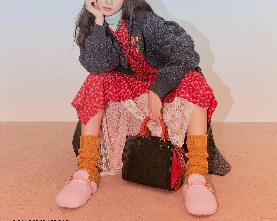 OUTLET 】COACH ROGUE 25 IN COLORBLOCK (C5575) ที่สุดแห่งความหรูหรา สุดคลาสสิค 🌺กระเป๋าหนังแท้คุณภาพเยี่ยม สัมผัสนิ่มละมุนจนต้องหลงรัก ด้านข้างเพิ่มความสวยเก๋ด้วยหนังกลับ อยู่ทรงสุดสวย น่าใช้ น่ามอง จนใครๆต้องเหลียวหลังตาม//ด้านในมี 2 ช่องกว้าง กับอ