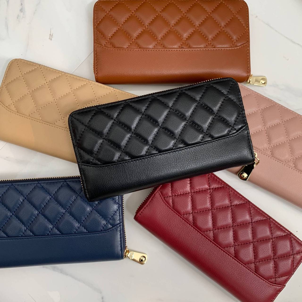 กระเป๋าสตางค์ Size ยาว ซิปรอบ สวยรับเงินมากใบนี้ คอนเฟิร์ม 💵💵 ใครกำลังหากระเป๋า size ห้ามพลาดนะคะ หนังสวยจริงๆ หนังวัวแท้ ตีตาราง นิ่ม ฟู ใช้หนังเกรดดีที่สุด สวยมาก KEEP • Super Rich ( Long )• กระเป๋า สตางค์ขนาดยาว ซิปรอบ ภายใน จุของคุ้ม ใ