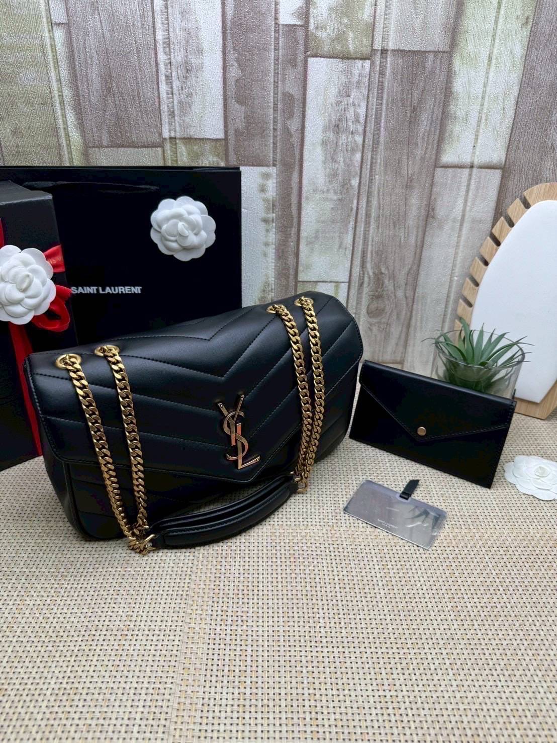 ORI หนังแท้ | 28cm YSL LOULOU medium in MATELASSÉ กระเป๋าสะพายสายโซ่าีทองหรูหรา งานหนังแท้เนื้อนุ่มตะเข็บเย็บลายเชฟรอนสวยหรูโดดเด่นเป็นเอกลักษณ์ 🤍 เกรดออริจินอล หนังแท้