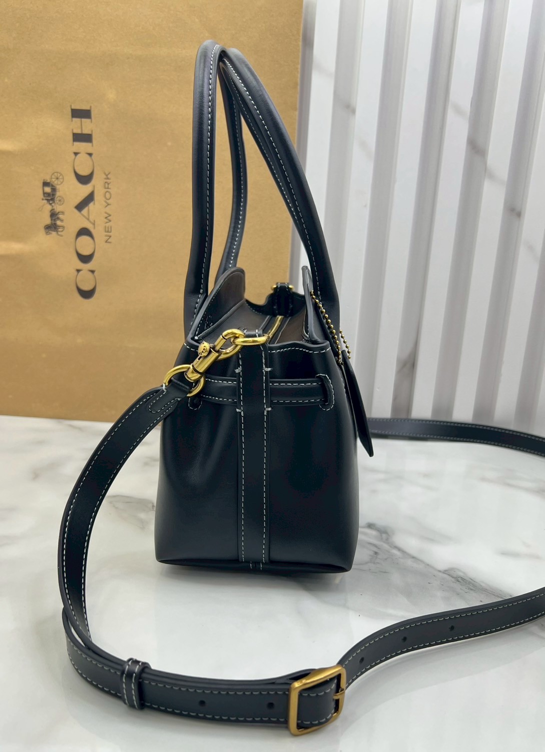 ORI หนังแท้ | Coach Soft Empire Carryall Bag 28 กระเป๋าสะพายทรงโฮโบ รุ่นใหม่ล่าสุด ดีไซน์เรียบง่าย สะพายไปคาเฟ่ ไปเที่ยวถ่ายรูปสวยๆ คือเหมาะสุดๆ หูสะพายยาว พอดีไหล่ ภายในแบ่งสัดส่วนไว้ดี ใบจริงหนังสวยมากๆ