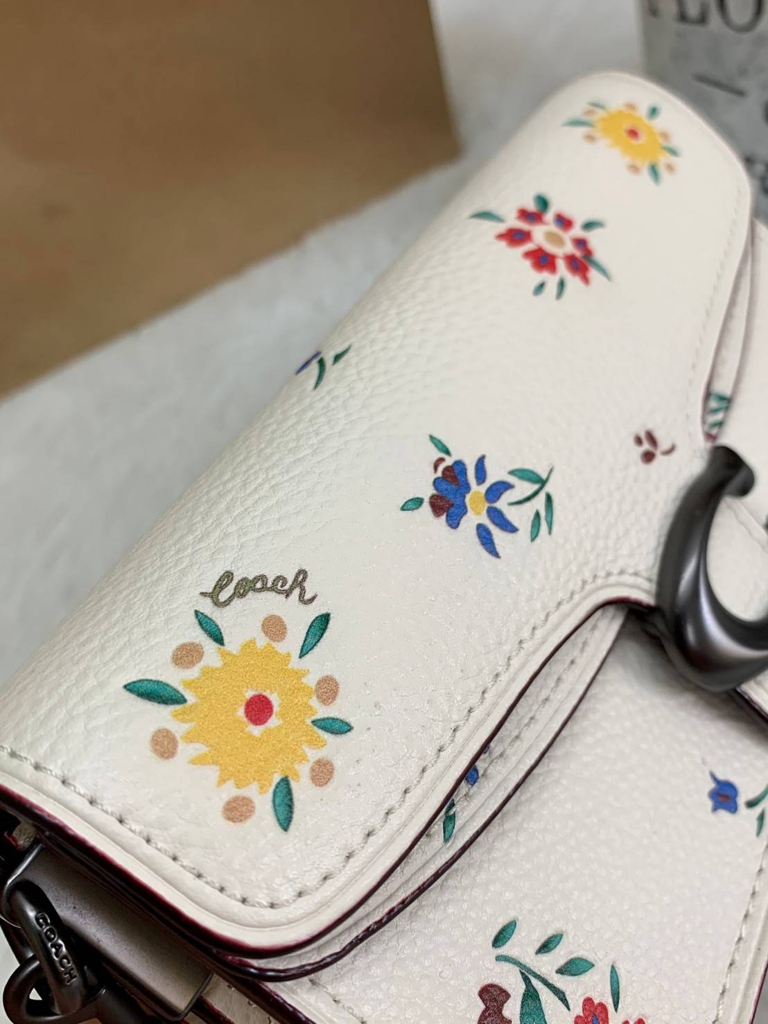 COACH TABBY CROSSBODY WITH WILDFLOWER PRINT ((810)) พร้อมส่งที่ไทยค่ะ! กระเป๋าสะพายครอสบอดี้ร์หรือสามารถถือแบบคลัทออกงานสวยๆได้เลยนะคะ วัสดุหนังแท้ หนังนิ่มค่ะ