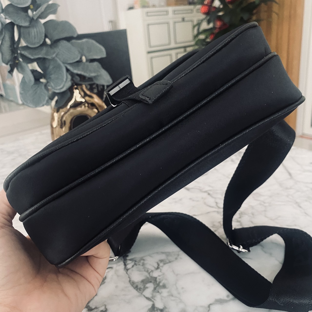 Prada Re-Nylon Messenger Crossbody Bag กระเป๋าสะพายทรงแมสเซ็นเจอร์ รุ่น Unisex ใช้ได้ทั้งชายหญิง รุ่นยอดนิยมดีไซส์เรียบง่าย โทนสีดำคลาสสิกเข้าได้กับทุกลุค