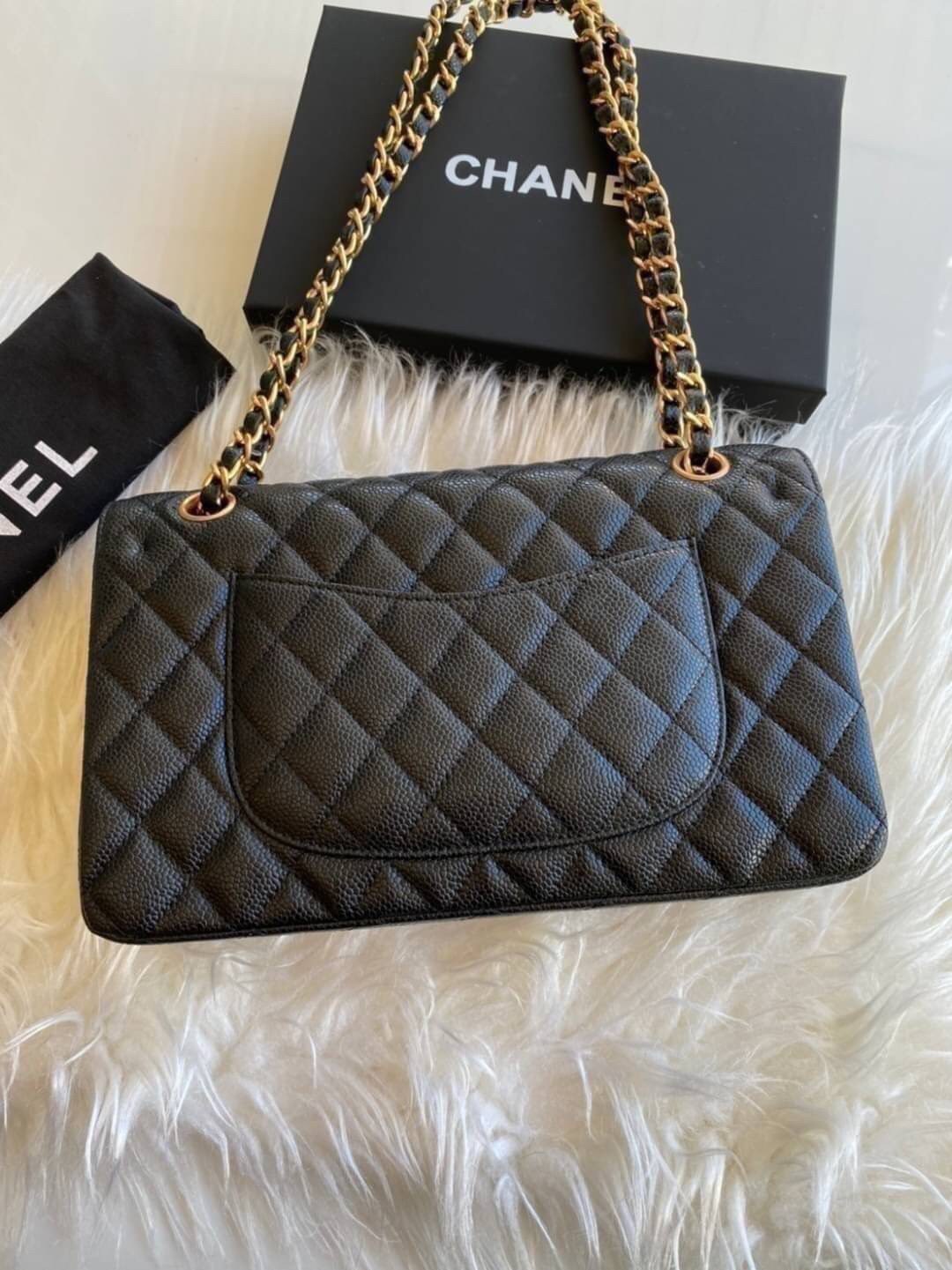 VIP GIFT 】หนังแท้ CHANEL Classic black caviar (อะไหล่เงิน/ทอง) กระเป๋าสะพาย LOOK Cool ใบนี้ ไม่มีถือว่า Out มากๆ ไม่ต้องพูดถึงความสวยเยอะ เพราะยอดขายถล่มทลาย ไม่มีไม่ได้แล้วค่าา