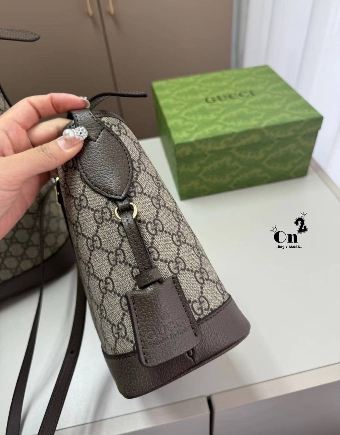GUCCI GG Ophidia shoulder bag / GUCCI TOTE BAG กระเป๋าสะพายทรงโท้ท งานแคนวาสอย่างดี พิมพ์ลาย GG เต็มใบคมชัด สวยเป๊ะมาก ภายในโล่งกว้าง จุของได้เยอะ เป็นหนึ่งไอเอทที่สาวๆ หลงรัก แมทได้กับหลายชุดไม่ซ้ำ ใบจริงสวยมาก แนะนำค่ะ