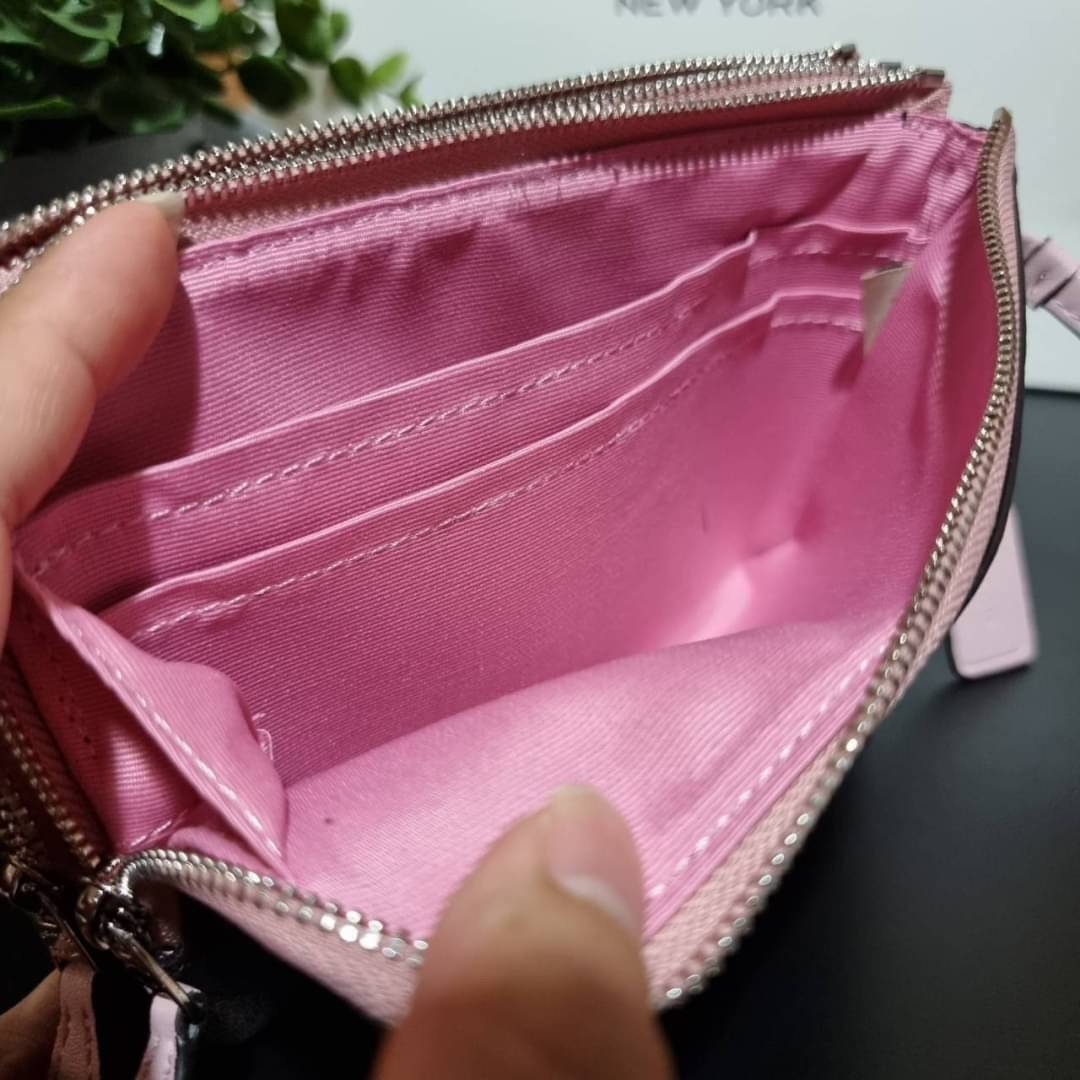 COACH F87591 DOUBLE CORNER ZIP WALLET IN SIGNATURE COATED CANVAS คล้องมือรุ่น 2 ซิป!! มาแล้วจ้า 🌟🤗 ไซส์นี้คือเหมาะมือจริงๆ พกง่ายเช่นเคย ไม่ต้องกังวลว่าจะเกะกะหรือกินพื้นที่กระเป๋าหลัก วัสดุหนังแคนวาสเคลือบลาย มีช่องหลักแยก 2 ช่อง ภายในบุผ