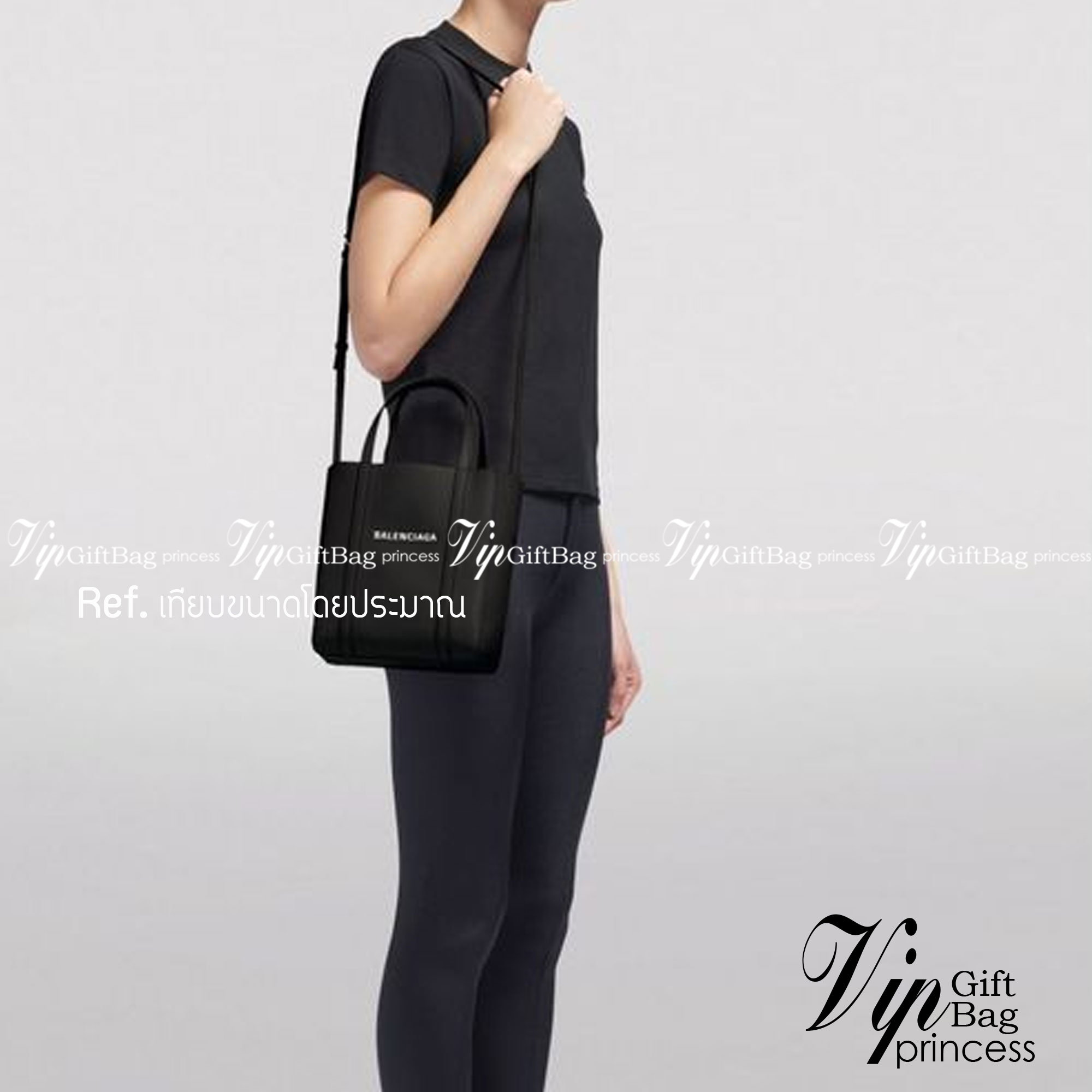 BALENCIAGA Everyday Tote Bag กระเป๋าโท้ทมินิไซส์ สาวๆอย่างเราถูกใจ ขนาดกะทัดรัด สีดำคลาสสิค ใช้ได้ในทุกโอกาส สะพายไปเรียน ไปทำงาน เหมาะทุกลุค วัสดุหนังคุณภาพดี สาวๆต้องไม่พลาดเลยน้า