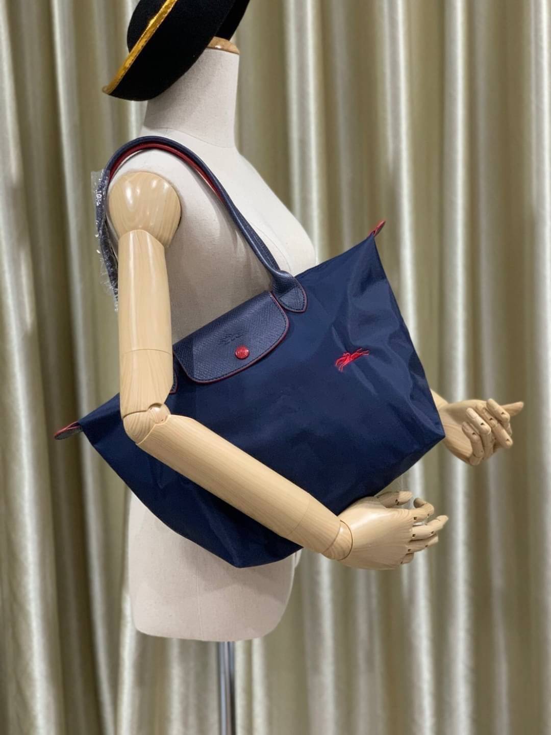 Longchamp LE PLIAGE Club (พร้อมส่ง 8 สี) TOTE BAG S กระเป๋ารุ่นยอดนิยม ที่สาวๆ ต้องมีไว้เก็บไว้สักใบ ด้วยตัวน้ำหนักกระเป๋า Longchamp เบาแสนเบา แต่จุของได้เยอะมาก สำหรับลุคทางการกึ่งลำลอง แฝงความสบาย ยามเดินทาง จุดเด่นอย่างหนึ่งของ กระเป๋าก็คือ สามาถพับเก็