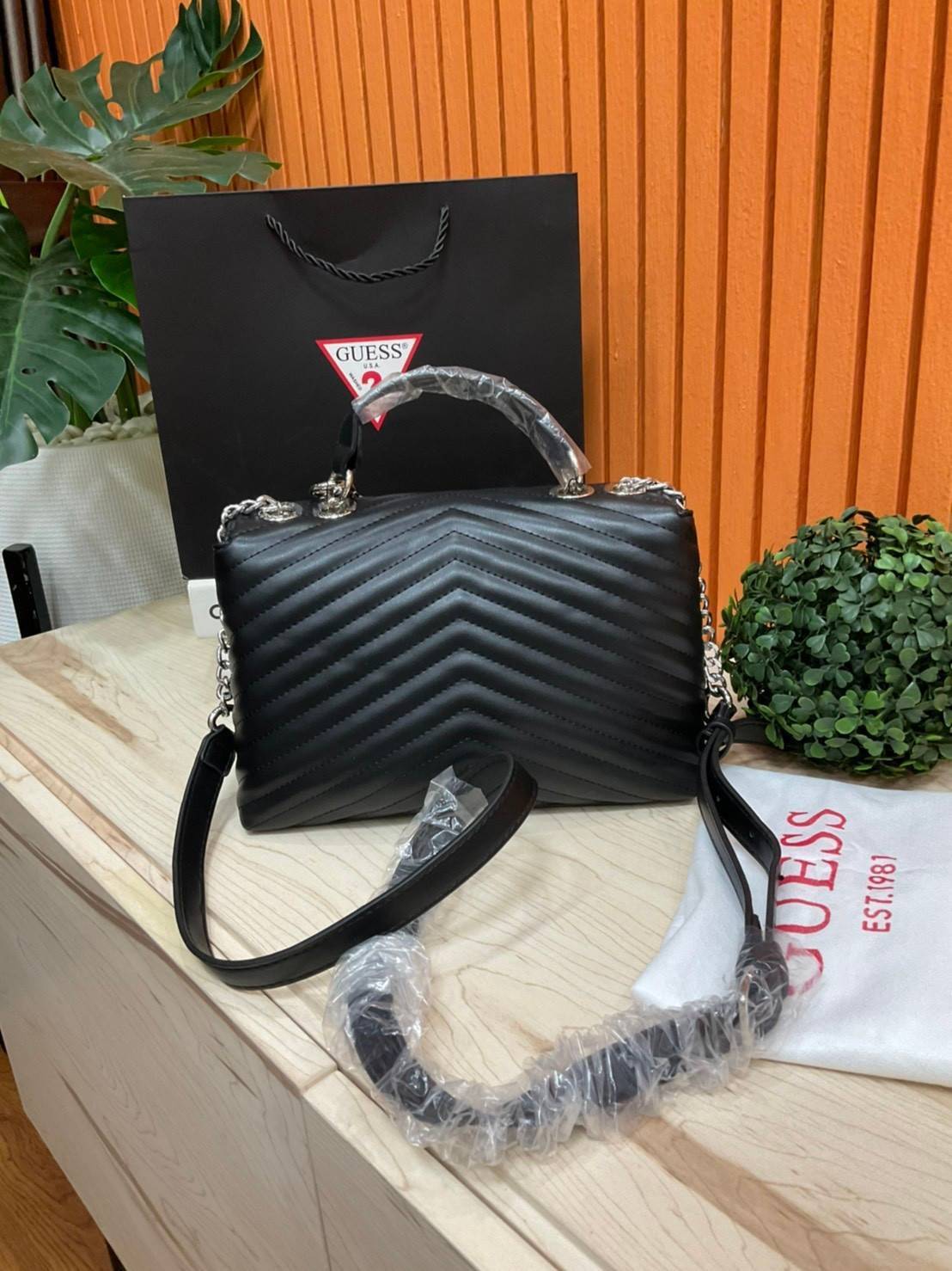 ของแท้ 💯% 】GUESS BLAKELY TOP HANDLE FLAP BAG กระเป๋สะพายรุ่นใหม่ล่าสุด รุ่นยอดนิยมสวยอยู่ทรง วัสดุหนังนิ่ม น้ำหนักเบา มีฐานกว้างตั้งอยู่ทรง ด้านหน้าประดับด้วยโลโก้แบรนด์สวยโดดเด่น