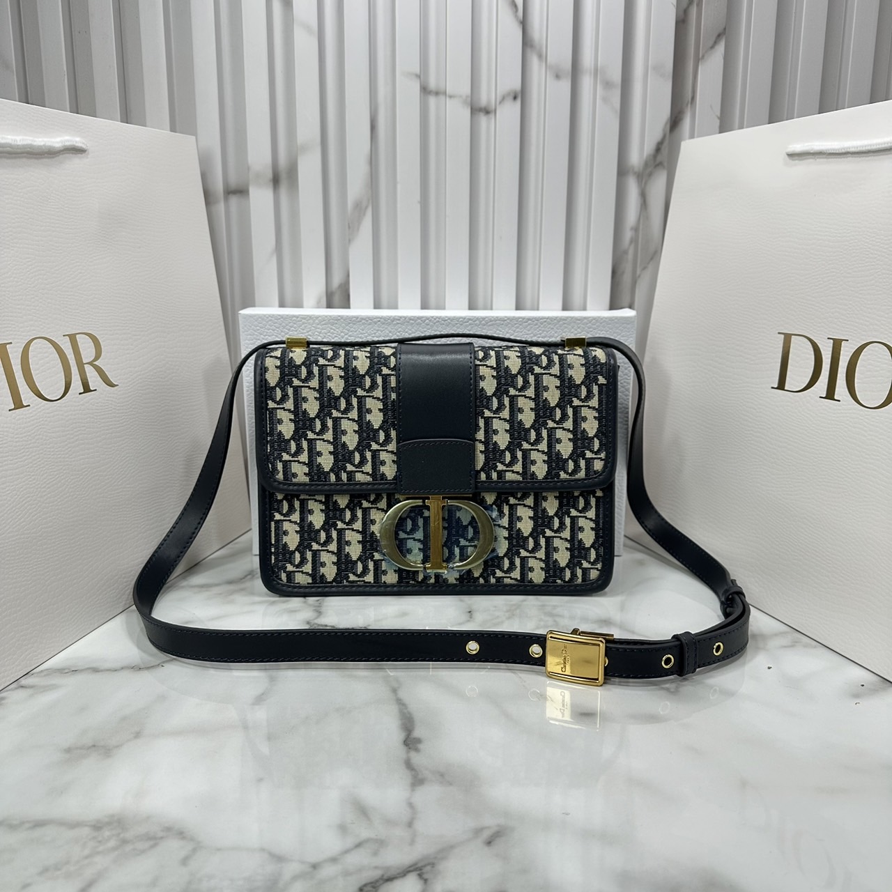 DIOR 30 Montaigne bag Oblique jacquard fabric in blue กระเป๋าสะพายรูปดีไซน์สุดคลาสสิกและสง่างาม หรูหราตามเอกลักษณ์แบรนด์ เกรดท็อปไฮเอน 1:1 ใช้งานต่างประเทศได้
