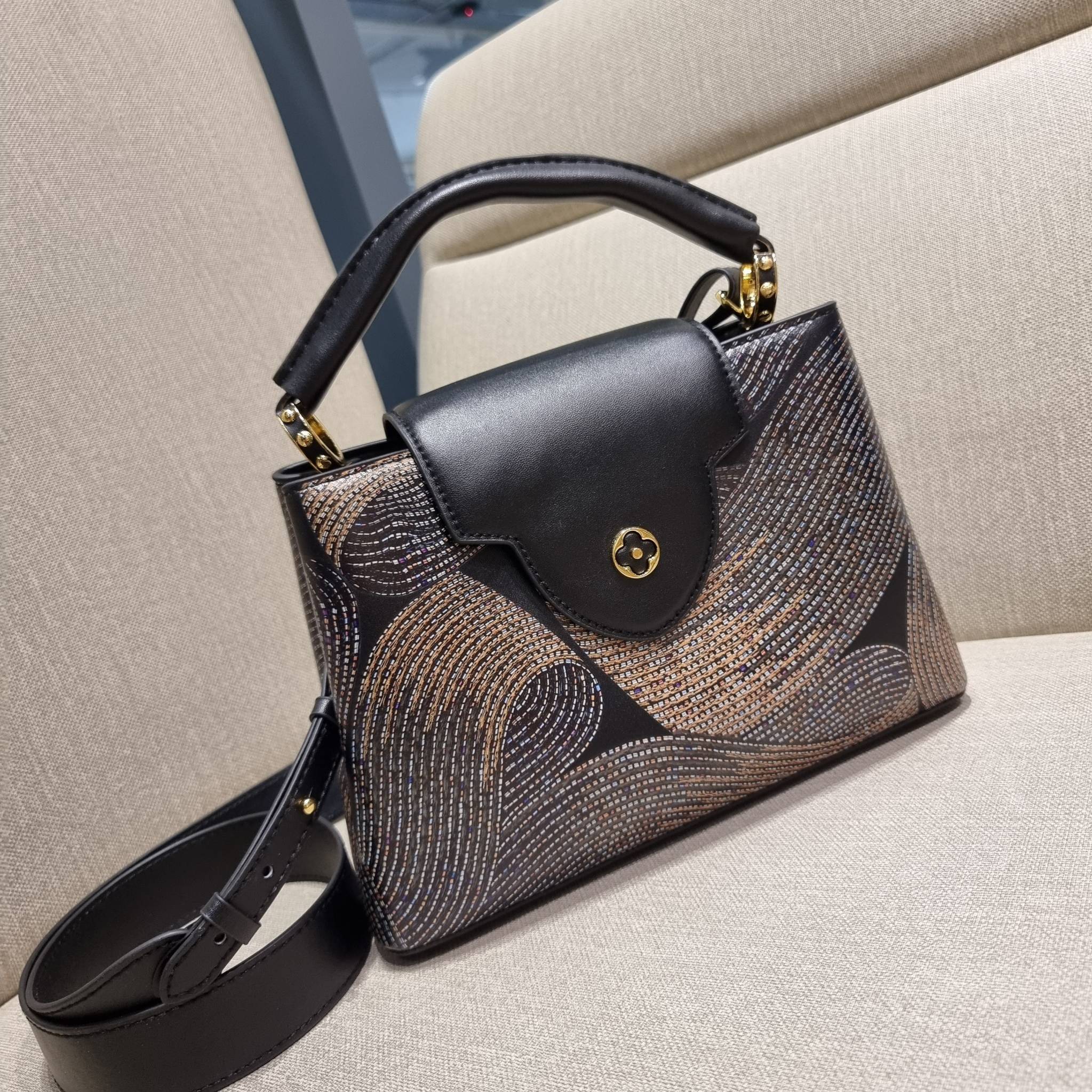 LV capucines top handle วีไอพีพรีเมี่ยมกิ๊ฟจากเคาน์เตอร์ ที่สุดของความสวยในราคาเบาๆ กระเป๋าถือสุดหรู ดีไซน์ทรงคลาสสิค พร้อมลวดลายหรูหรา มาพร้อมหูจับในตัว ด้วยรูปทรงวินเทจและวัสดุหนังแท้ ขับผิว ทำให้ไอเท็มนี้สะกดทุกสายตาจริงๆ และยังมีลูกเล่นที่ฝาปิดกระเป๋า