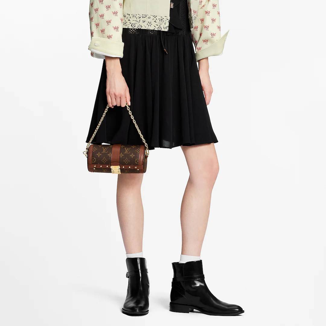 LV PAPILON TRUNK BAG กระเป๋าทรงสวย ดีไซน์หรู ไม่เหมือนใคร มีสายมาให้ 2 เส้น สายโซ่และสายหนังสปอร์ตเส้นใหญ่ วัสดุหนังแคนวาส เปิดปิดด้วยตัวกดล็อค ภายในโล่งกว้าง ใส่ของได้สบายๆที่สำคัญ ใบจริงสวยสุดคุ้ม งานหายาก ที่ไม่อยากให้สาวๆพลาดกันจ้า มาพร้อม box set ให้