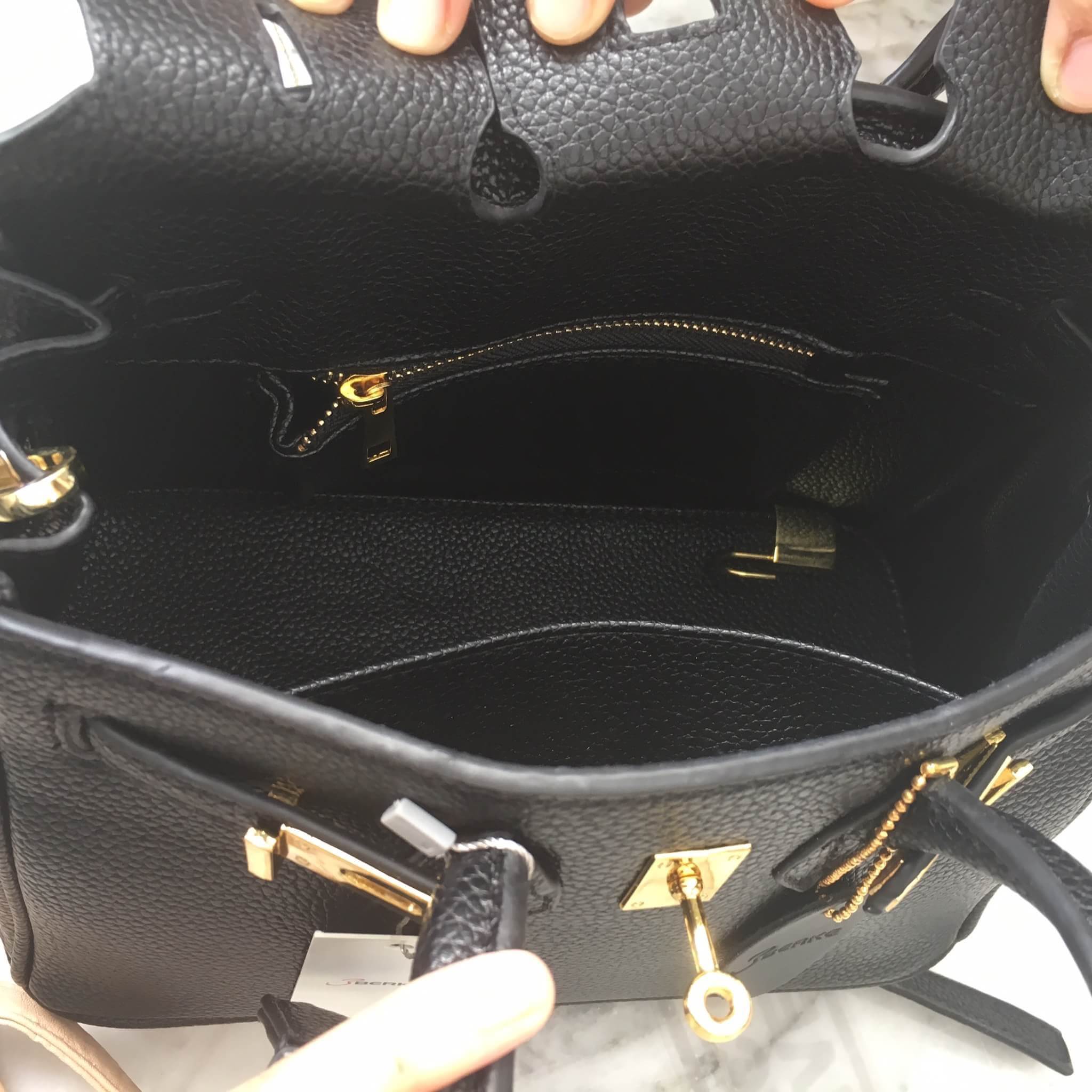 งานแท้ชนช้อป New arrival! ขนาด 10 นิ้ว จากแบรนด์ Berke กระเป๋าทรงสุดฮิต ตัวกระเป๋าหนัง Pu ดูแลรักษาง่าย ลายหนังสวยหรูมากๆคะ น้ำหนักเบา ตัวกระเป๋า ปรับได้ 2 ทรง ทรงรัดสายคาด กับ ถอดออกได้ ภายในบุด้วยหนัง PU เนื้อดี มีช่องใส่ของจุกจิกได้ #ใบจริงสวยมาก