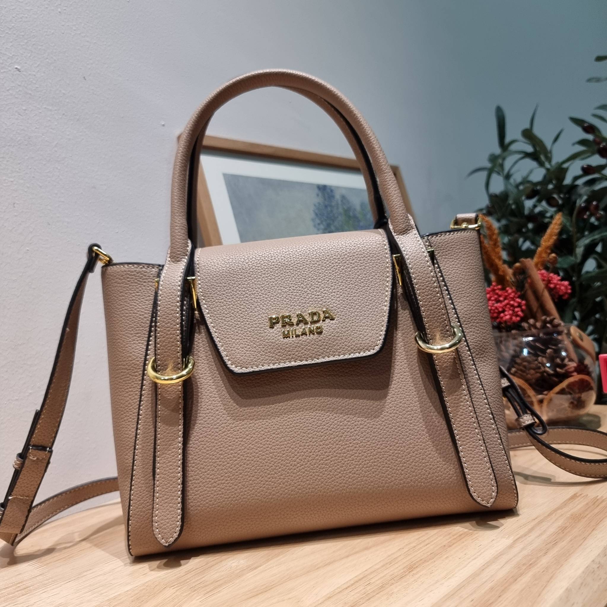 PRADA Saffiano leather bag / Prada leather bag กระเป๋าถือ/สะพายล่าสุด ที่ดีไซน์เรียบหรู สวยคมชัด เต็มไปด้วยดีเทลน่าใช้ สายคล้องไหล่ที่สามารถถอดออกได้