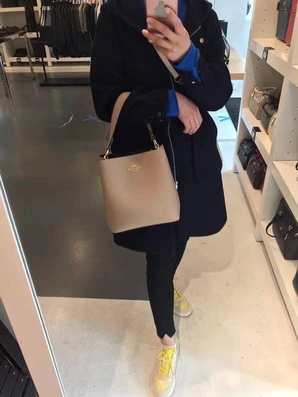 COACH 1011 SMALL TOWN BUCKET BAG รุ่นยอดนิยมใบเล็ก กระเป๋าทรงบัคเก็ต สีคลาสสิคเรียบหรู ตัดกับโลโก้สีทองดูโดดเด่น วัสดุหนัง pepble สวยคมทุกมุมจริงๆ!! เปิด-ปิดด้วยกระดุมแม่เหล็กทั้ง 2 ฝั่ง ภายในเป็นช่องโล่ง มาพร้อมสายสะพายปรับได้ตามตัว ขนาดใบนี้กำลังสวย สะพ