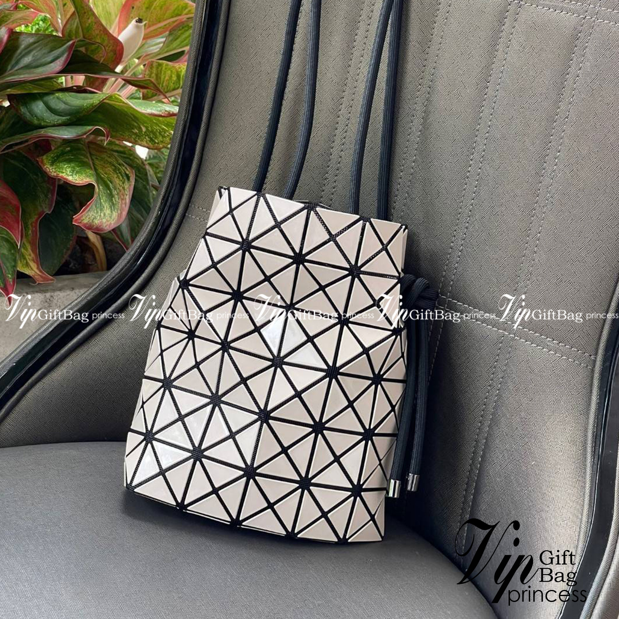 Baobao Issey Miyake Wring Small Bag กระเป๋าสะพายครอสบอดี้พร้อมสายรูดเปิดปิด สามารถปรับความยาวของสายได้ตามสไตล์ความชื่นชอบ ด้วยดีไซน์ทรงน่ารัก เหมาะสำหรับให้สาวๆหยิบใช้ในวันสบายๆ แต่เต็มเปี่ยมไปด้วยความคล่องแคล่ว ไฮไลต์ของซีซั่นนี้คือกระเป๋าที่มาพร้อมกับเช