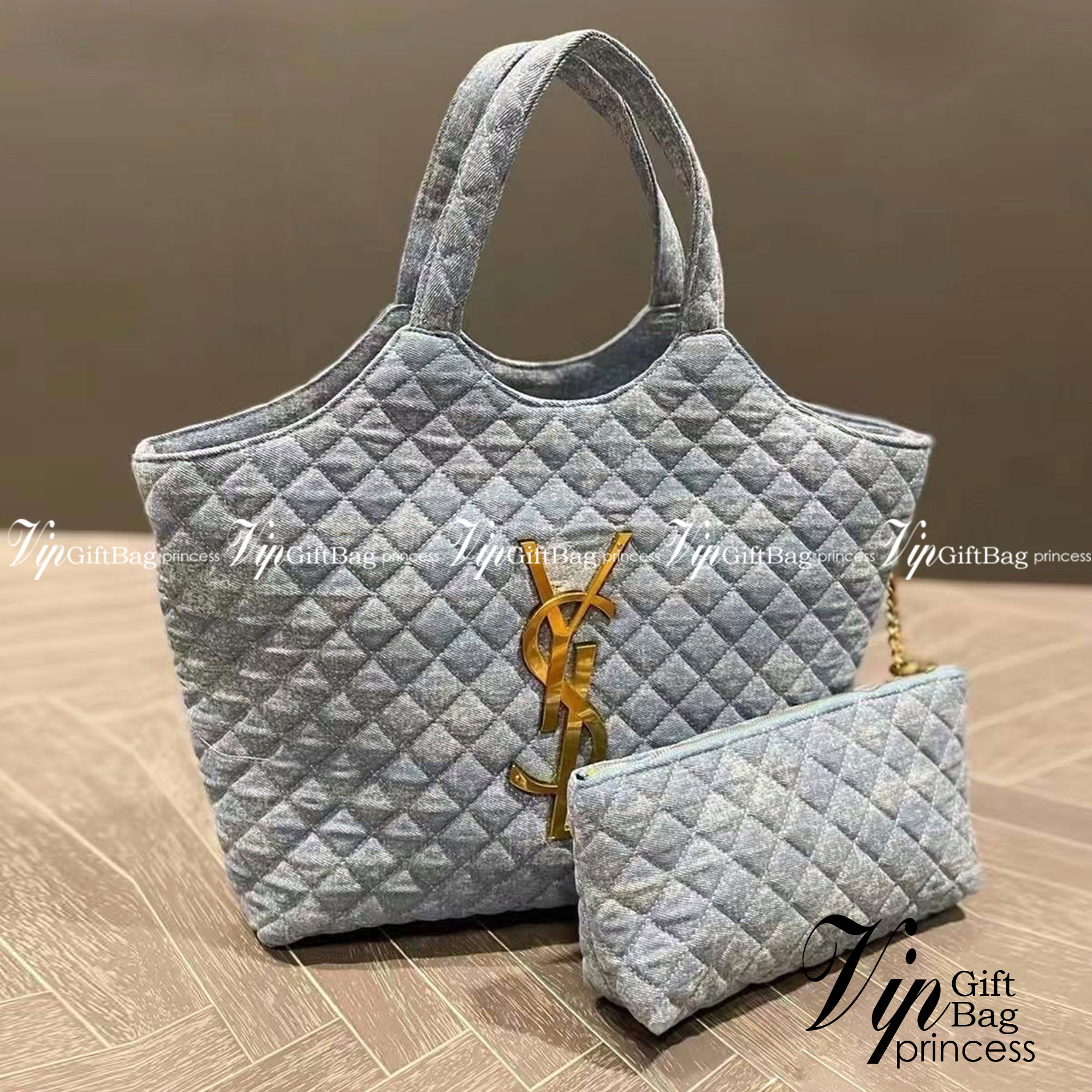 YSL icare maxi shopping Denim bag / YSL tote denim bag กระเป๋าไซส์ใหญ่ พร้อมใบเล็ก วัสดุเดนิมเย็บลายตาข่าย (Quilted Bag) ดีไซน์คล้ายตะกร้าช็อปปิ้ง โฉบเฉี่ยวกว่าหลายระดับด้วยการประดับฮาร์ดแวร์ทองเหลืองในตัวอักษร YSL สะดุดตา มอบสไตล์เรียบง่ายแต่คลาสสิกให้สา