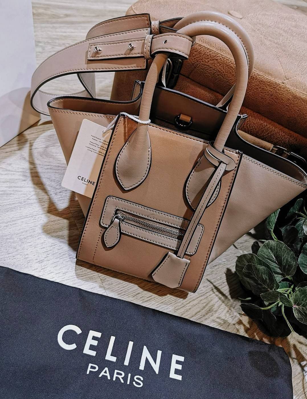 CELINE SHOULDER BAG VIP / CELINE LUGGAGE NANO Glossy Leather Handbag รุ่นนี้ Rare items หนังเรียบสวยสีทูโทนเรียบหรู ขนาดกำลังดี น้ำหนักเบา ด้านหน้ามีหนึ่งช่องซิป ด้านข้างดีไนส์ทรงปีกสามารถปรับขยายทรงได้ ภายในโล่งกว้าง มีช่องซิป มีตะขอเกี่ยวปากกระเป๋า ใส่ก