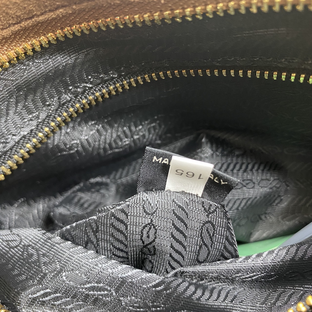 ORI หนังแท้ | Prada Bonnie Large Sueded Handbag Cinnamon 38cm กระเป๋าสะพายทรงโท้ทใบใหญ่ งานหนังกลับโทนสีน้ำตาล โดดเด่นด้วยดีไซน์ที่เน้นความประณีตแต่ใช้งานได้จริง