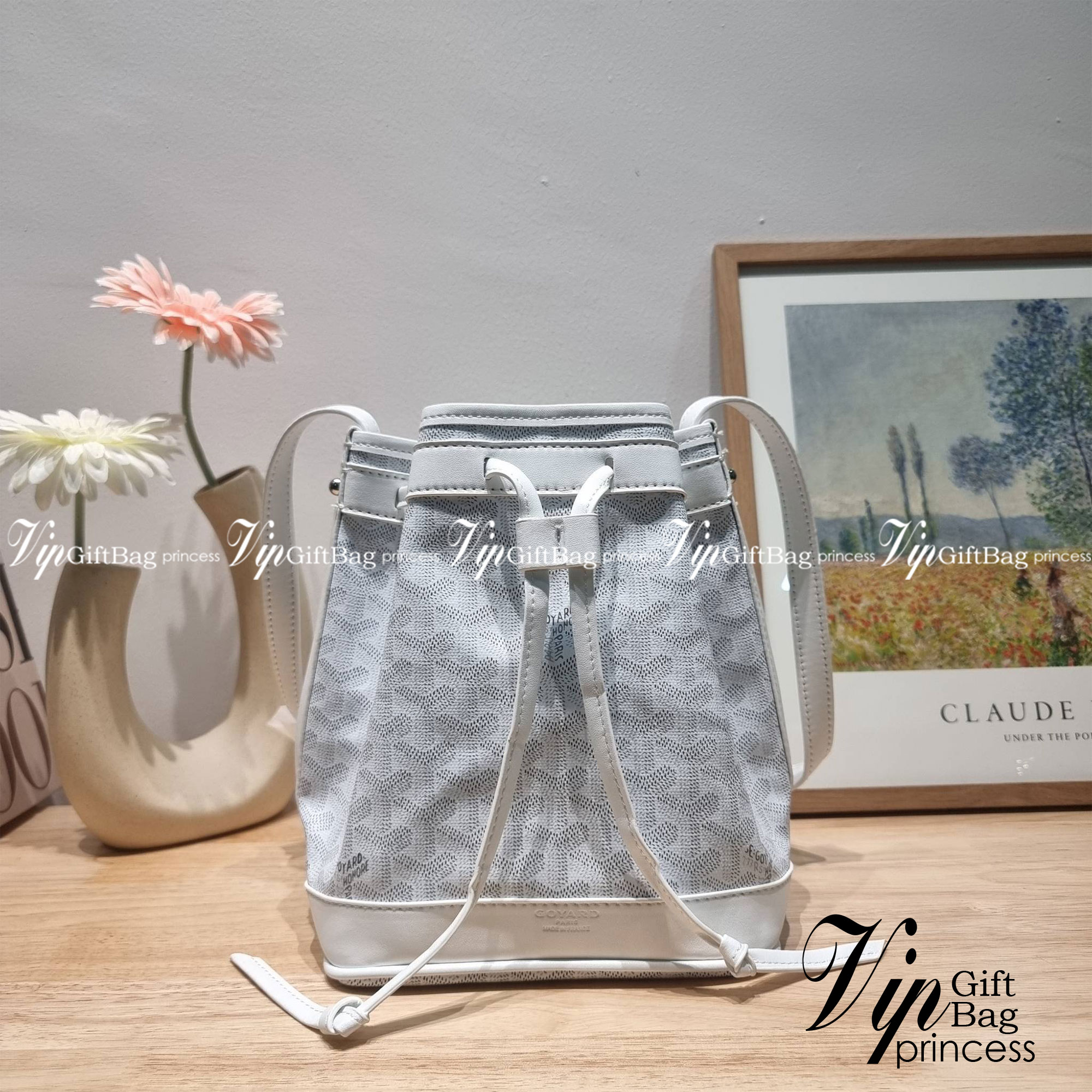 GOYARD PETITE FLOT BUCKET BAG กระเป๋าสะพายทรงบัคเก็ต ที่ดีไซน์สะดวกต่อชีวิตมาก รูปทรงคลาสสิค ดีไซน์เป็นเอกลักษณ์ สดใสทุกสี ดูผู้ดีในตัว วัสดุหนังแคนวาสพิมพ์ลายสวยคม ปากกระเป๋ารูดเปิด-ปิดได้ตามชอบ ภายในเป็นช่องโล่ง ใส่กระเป๋าสตางค์ มือถือ ได้ครบถ้วน มาพร้อ