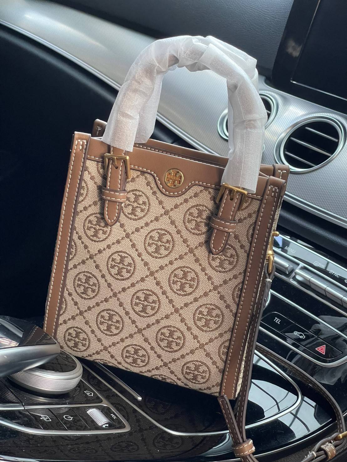 Tory burch t monogram jacquard mini tote ลวดลายT monogram ด้วยโลโก้สุดไอคอนนิคของแบรนด์ โดดเด่นด้วยกราฟฟิคและดีไซน์ ออกมาในหลายรูปแบบหลายคอลเลคชั่น แต่ละคอลเลคชั่นสวยหรูไม่แพ้กัน ทรงมินิโท้ท ขนาดกำลังดี ใช้งานง่าย ก็เป็นอีกหนึ่งรุ่นที่ทันยุคทันสมัยที่สาวๆ