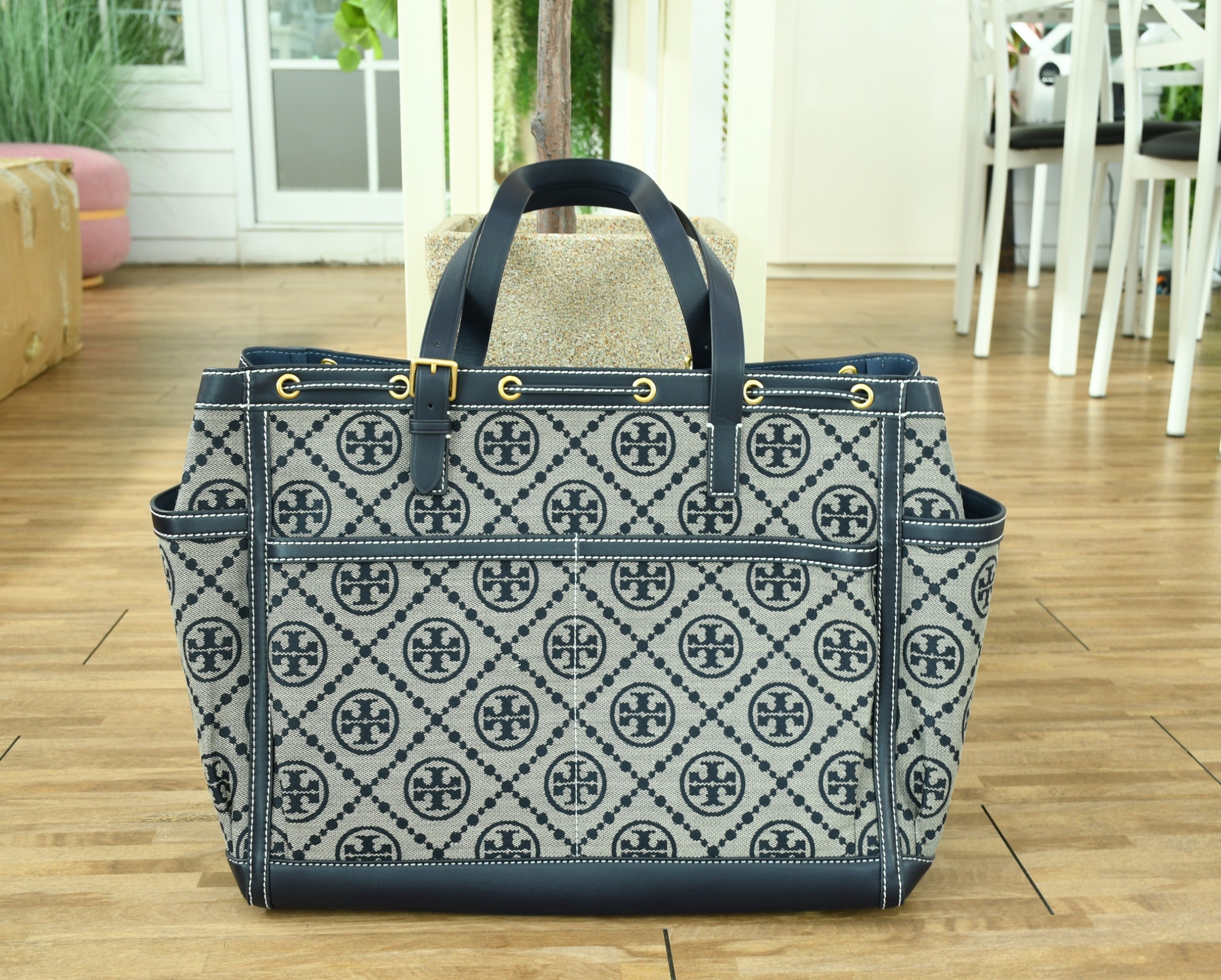 OUTLET 】TORY T MONOGRAM JACQUARD WFH TOTE กระเป๋าถือหรือสะพายไหล่ วัสดุ Canvas ปักษ์ลายแบรนด์ อะไหล่ทองสวยหรู น้ำหนักเบา จุของได้เยอะ ด้านหน้ามีกระเป๋าเล็ก2ช่อง ด้านหลัง2ช่อง ด้านในโล่ง มีช่องใหญ่1ช่อง ช่องเล็ก1ช่อง และอีก1ช่องซิป ใบใหญ่ Size XL ใส่เสื้อผ
