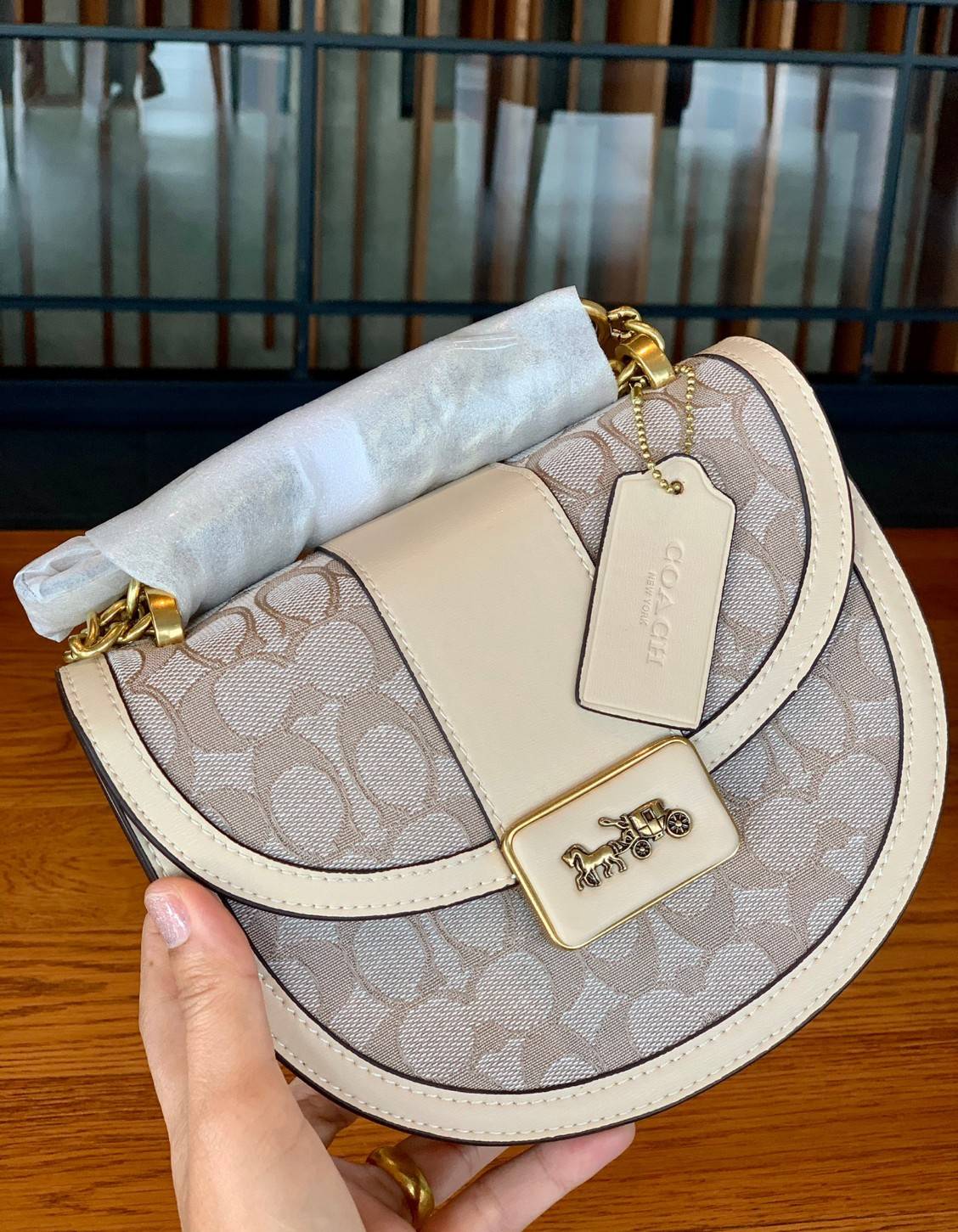 COACH ALIE SADDLE BAG IN SIGNATURE JACQUARD (C4694//C3464) New item!! กระเป๋าสะพายทรง saddle ดีไซน์วินเทจย้อนยุค แฝงความหรูในตัวด้วยอะไหล่สีทองเหลือง โดดเด่นไม่ซ้ำใครแน่นอน วัสดุผ้า jacquard สลับหนังแท้ ภายในเป็นช่องโล่ง มาพร้อมสายสะพายครอสบอดี้ ที่สามารถ