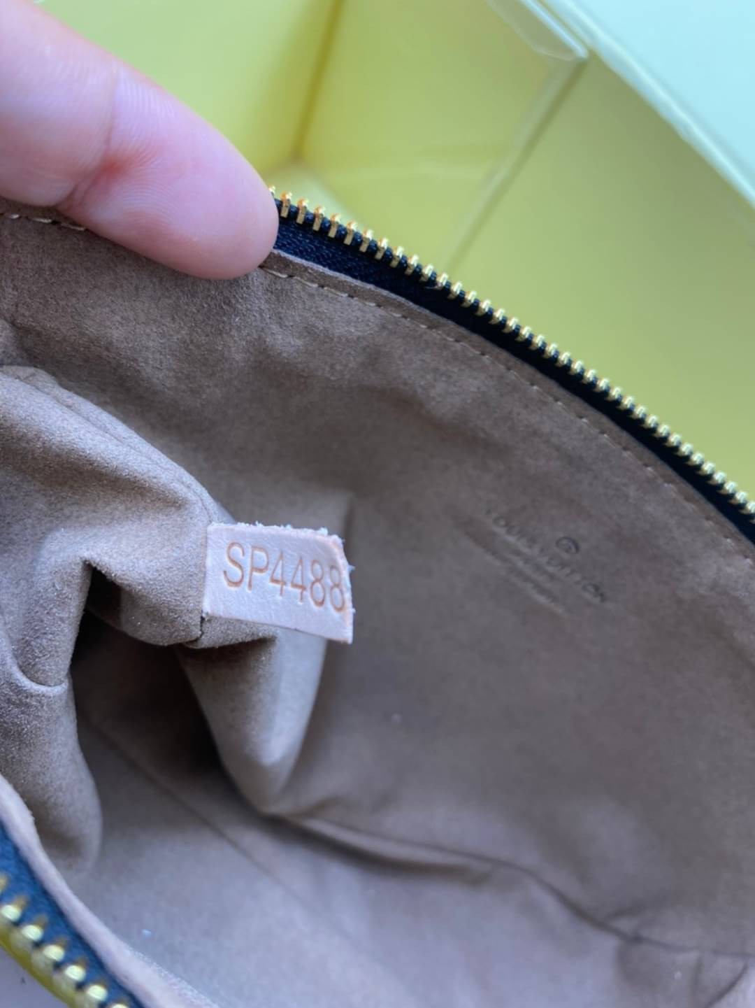 หนังแท้ LOUIS VUITTON POCHETTE TAKASHI MURAKAMI X LOUIS VUITTON WHITE MONOGRAM MULTICOLORE น้องน่ารักน่าใช้มากๆ กระเป๋าหิ้ว//คล้องไหล่//สะพายข้าง//หรือถือแบบคลัท ชิลๆได้เลยค่า หนังแกะแท้นิ่มสวย เปิดปิดกระเป๋าแบบซิป ภายในสามารถใส่กระเป๋าเงินใบกลางได้; มือถ