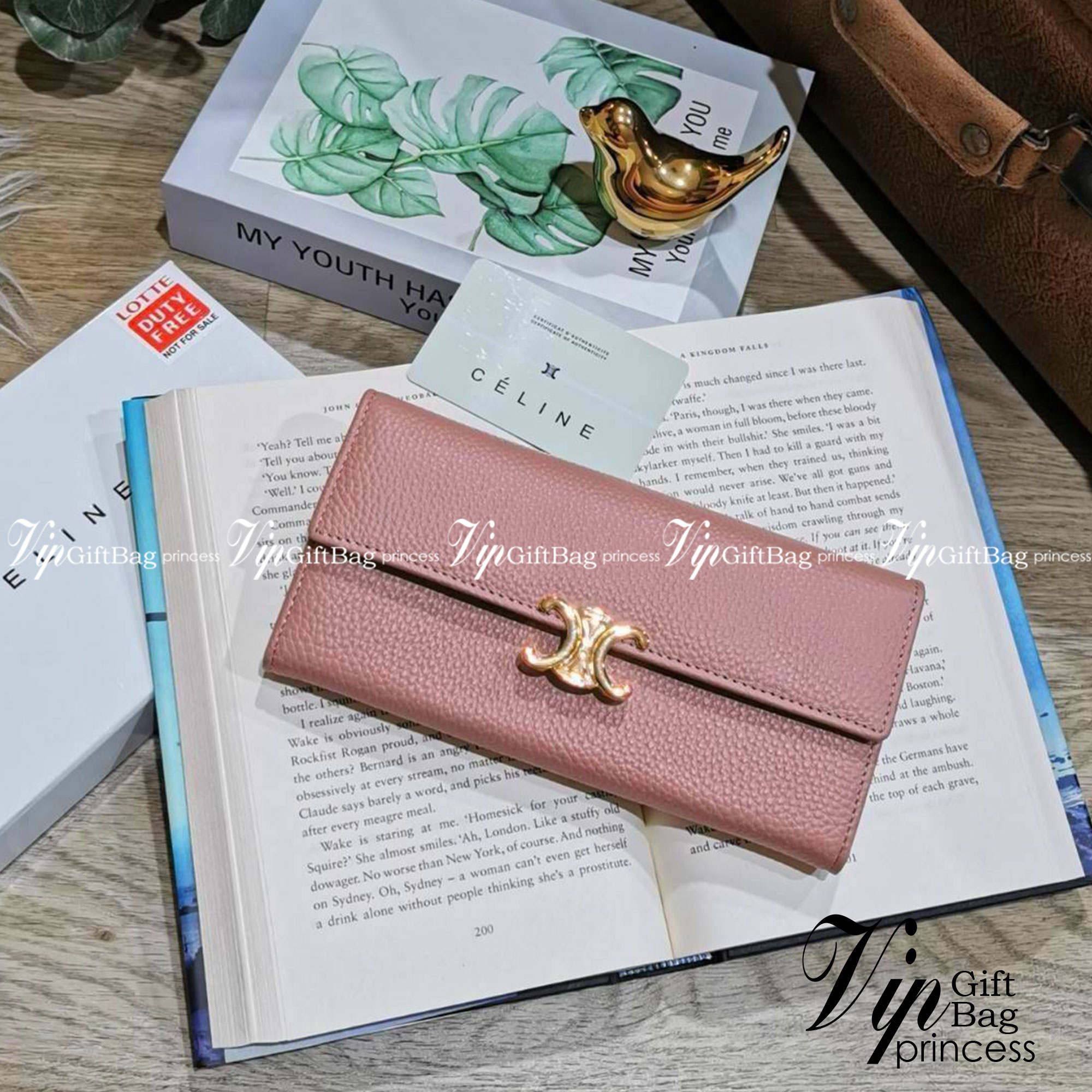 CELINE LONG WALLET BAG VIP วัสดุหนังแท้เทคเจอร์สวยอยู่ทรงมีโลโก้ด้านหน้า ภายในมีช่องใส่บัตรหลายช่อง มีช่องซิปใส่เหรียญ หัวซิปแบรนด์อะไหล่ทอง มีช่องใส่ธนบัตรหลายช่องเเยกเป็นสัดส่วน ใส่แบงก์พันได้ ใส่มือถือ iphone ได้ ภาพถ่ายจากสินค้าจริง! มาใน Original Pac