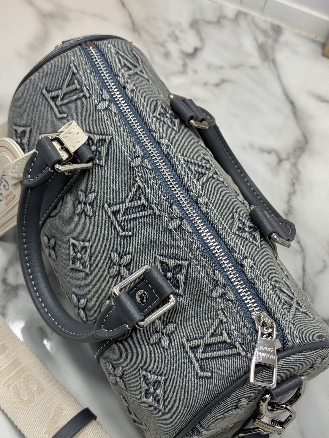 LV Bandouliere 25 Monogram Denim Bag กระเป๋าสะพายทรงหมอนเดนิมซีดสไตล์วินเทจ ปั้มนูนโลโก้ลายโมโนแกรม ใหม่ล่าสุด มาแรงม้าก! รุ่นลิมิเต็ดที่สาวๆควรได้มีสะสม
