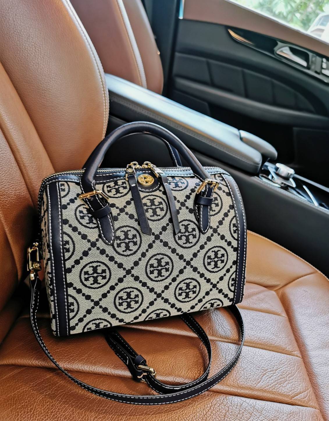 TORY BURCH FACTORY MONOGRAM JACQUARD BOSTON BAG กระเป๋าถือหรือสะพายรุ่นใหม่ล่าสุดจาก TORY BURCH FACTORY วัสดุ Woven Jacquard & Leather ในลาย Jacquard คงเอกลักษณ์แบรนด์สวยอยู่ทรงดีไซน์โดดเด่นทรง Boston เปิดปิดด้วยซิปคู่สะดวกใช้ขนาดกำลังดีใส่กระเป๋าสตางค์ยา