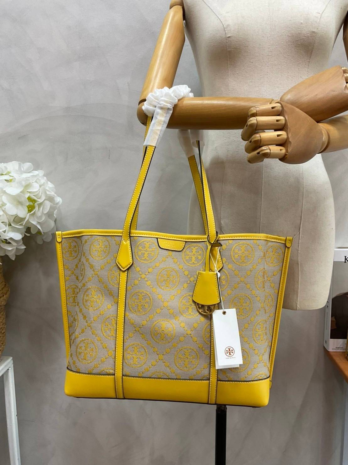 TORY BURCH T MONOGRAM TRIPLE - COMPARTMENT TOTE กระเป๋า/สะพายไหล่ทรง SHOPPING BAG วัสดุผ้าผ้าแคสวาสปักลายสัญลักษณ์แบรนด์ ตั้งอยู่ทรง สวยหรู ดูแพง จุของได้เยอะมาก ภายในแยกเป็น 2 ช่องหลัก 1 ช่องซิปตรงกลาง แบ่งเป็นสัดส่วนใช้งาน