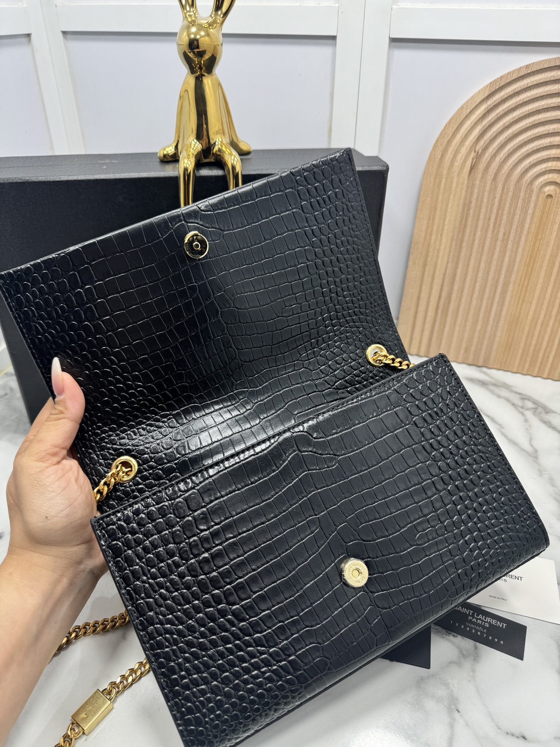 ORI หนังแท้ | 24cm Ysl Kate Croc Tassel Bag / YSL Woc Bag กระเป๋าสะพายทรง woc เรียบหรูดูแพงที่แท้จริง งานหนังลายจรเข้เต็มใบโดดเด่นด้วยโลโก้แบรนด์สุดหรู พร้อมพู่ห้อย รุ่นฮิตลอดกาลดูดีมีระดับ