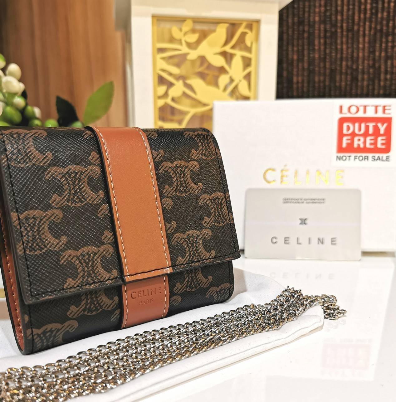 CELINE WALLET BAG WITH CHAIN VIP GIFT WITH PURCHASE (GWP) พรีเมี่ยมกิ๊ฟ Limited จาก CELINE HAUTE PARFUME DUTYFREE COUNTER วัสดุ Triomphe Canvas หนังสวยอยู่ทรงปั้มโลโก้ด้านหน้าเปิดปิดฝาพับกระดุม ภายในมีช่องแบ่งหลายช่อง มีช่องใส่บัตรห
