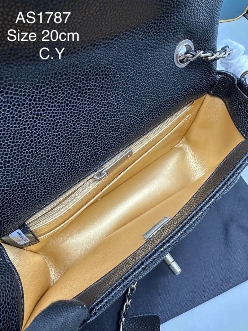 Chanel pearl crush mini flap bag กระเป๋าสะพายทรงคลาสสิก โดดเด่นด้วยอะไหล่ทรงมุกแต่งโลโก้แบรนด์ สวยหรู ดูแพง ผู้ดีมากๆ สะพายออกงานได้สวยๆเลย หรือจะสะพายไปทำงาน ไปเที่ยวก็เหมาะ จะซื้อเป็นของขวัญหรือใช้เอง ก็คุ้มค่าแน่นอนจ้า