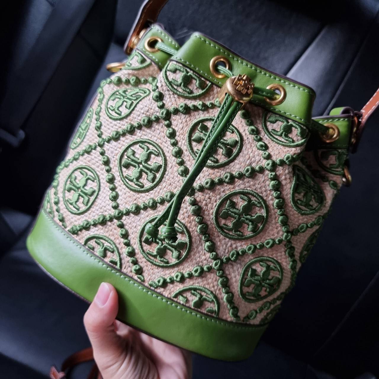 TORY BURCH T MONOGRAM STRAW BUCKET BAG NATURAL/SHISO 🌿สวยงามสะดุดตามากๆค่ะ จัดหนักกันไปเลยจ้า กับรุ่นที่สาวๆรอคอย พร้อมเสิร์ฟความสวยให้ถึงบ้านแล้วน้า กระเป๋าบัคเก็ตทรงยอดนิยม ดีไซน์ใหม่ล่าสุด ยูนีคไม่เหมือนใคร ลายสานเต็มใบพร้อมปักโลโก้เอกลักษณ์สีเ
